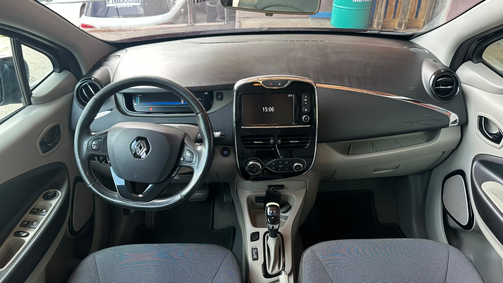 RENAULT Zen-image-7
