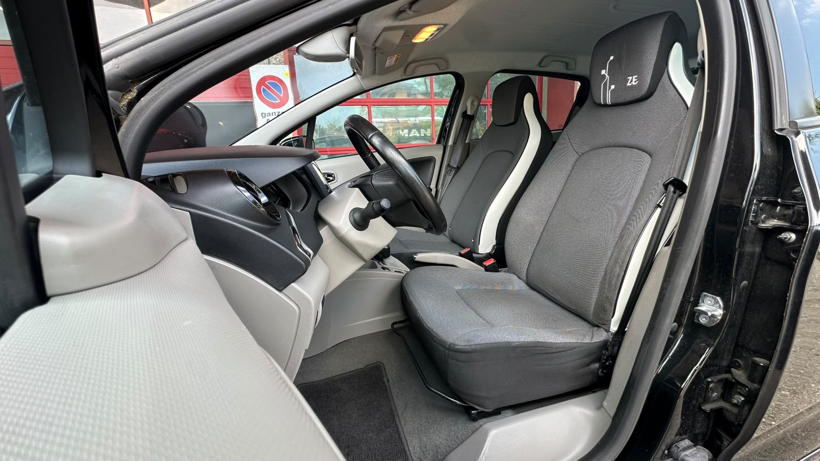 RENAULT Zen-image-5