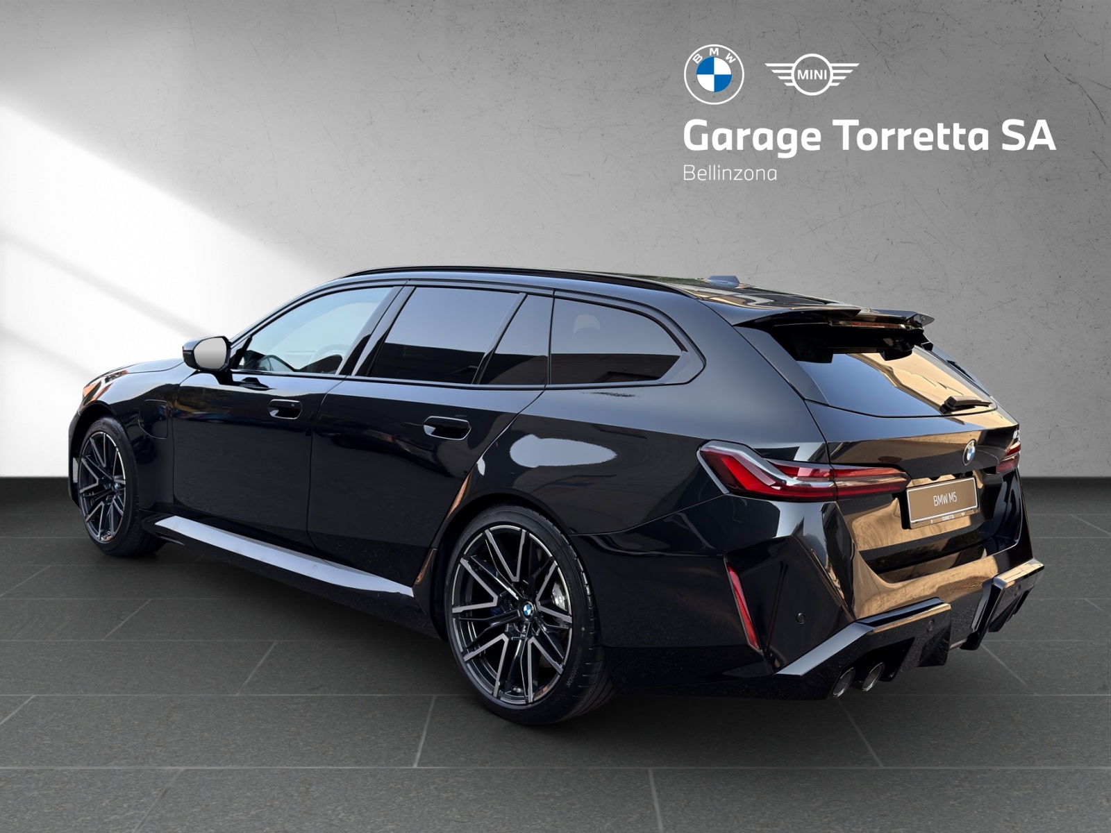BMW M5 xDrive Touring-showroom-element-2