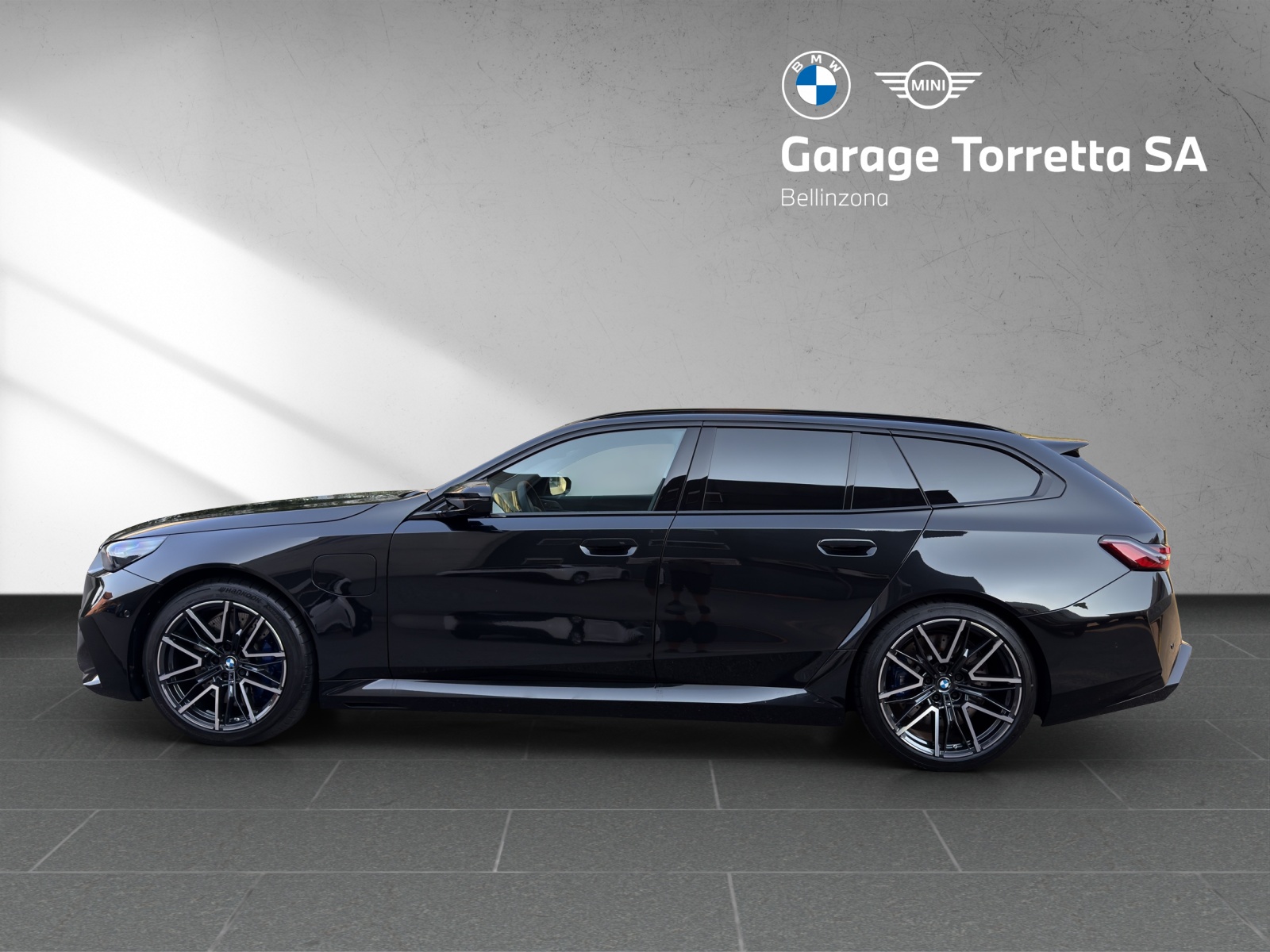 BMW M5 xDrive Touring-showroom-element-1