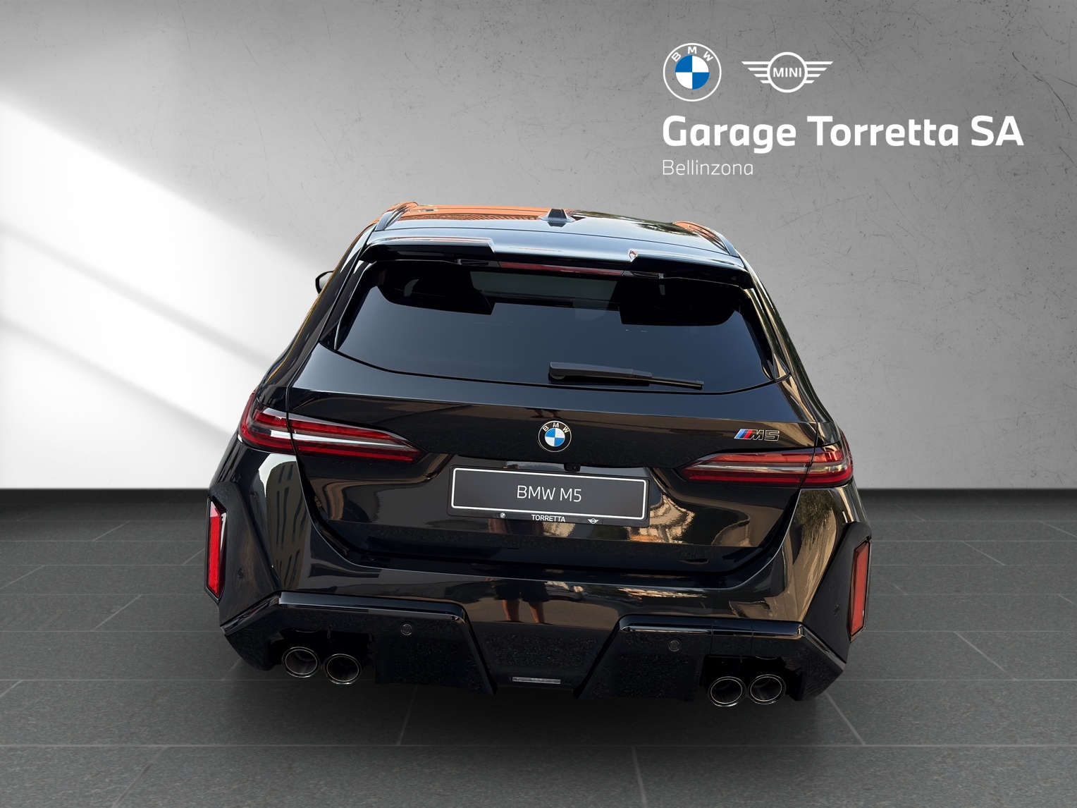 BMW M5 xDrive Touring-showroom-element-3