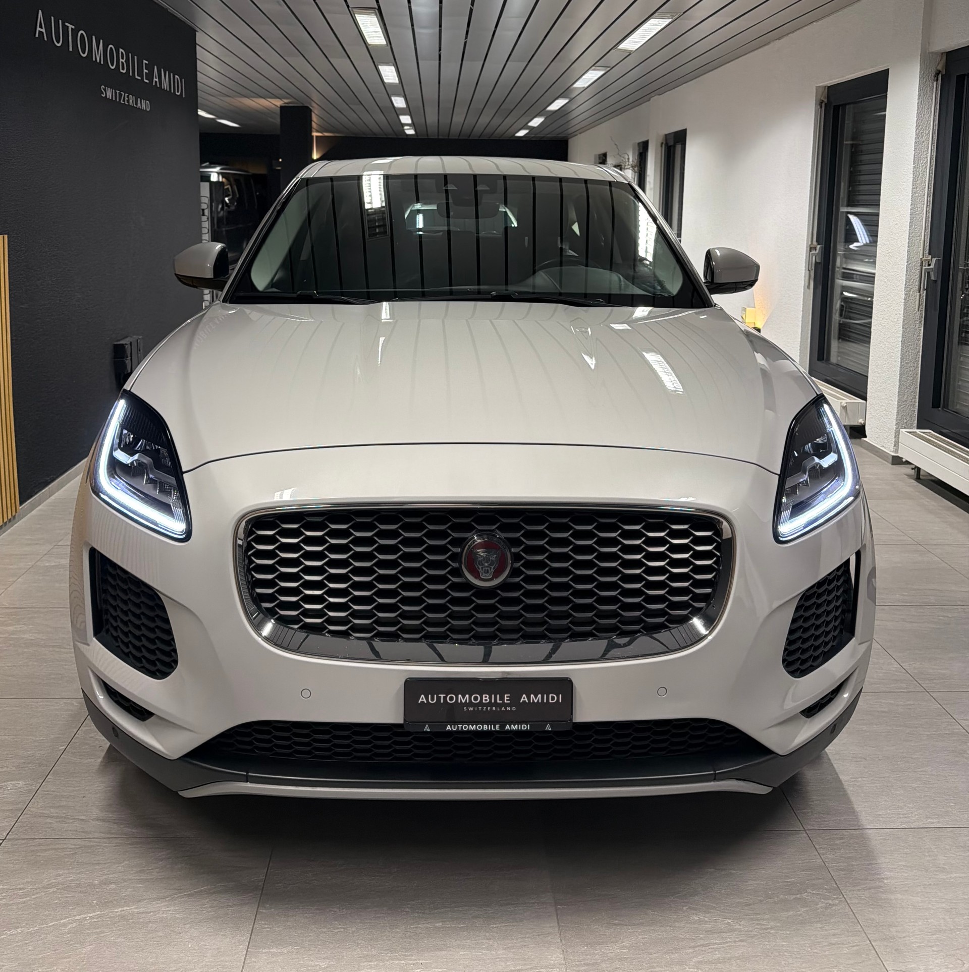 JAGUAR E-Pace 2.0d D150 AWD Automatik-showroom-element-1