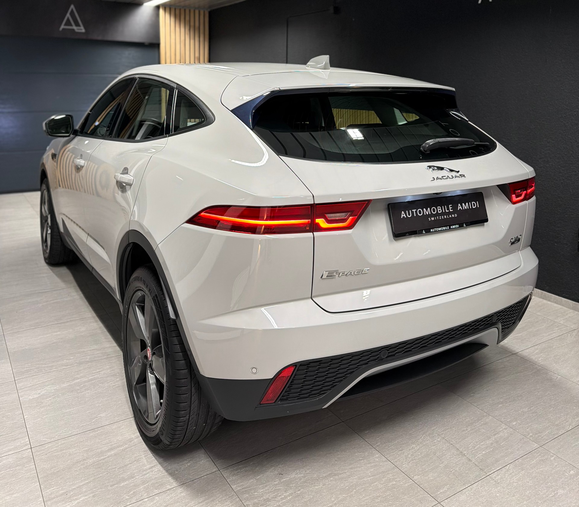 JAGUAR E-Pace 2.0d D150 AWD Automatik-showroom-element-2