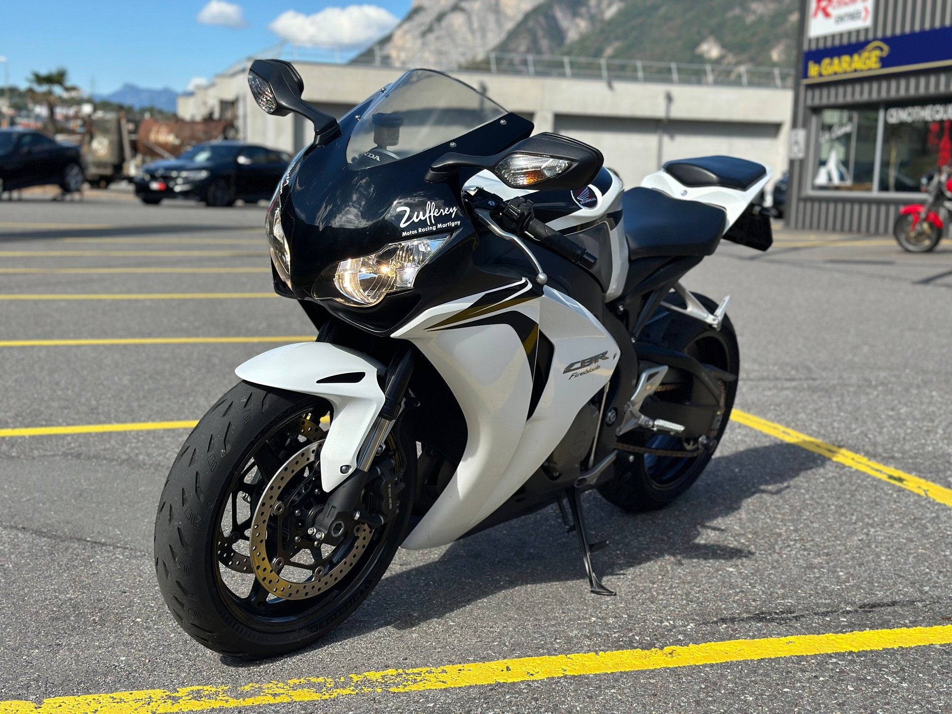 HONDA CBR 1000 RR Fireblade-image-1