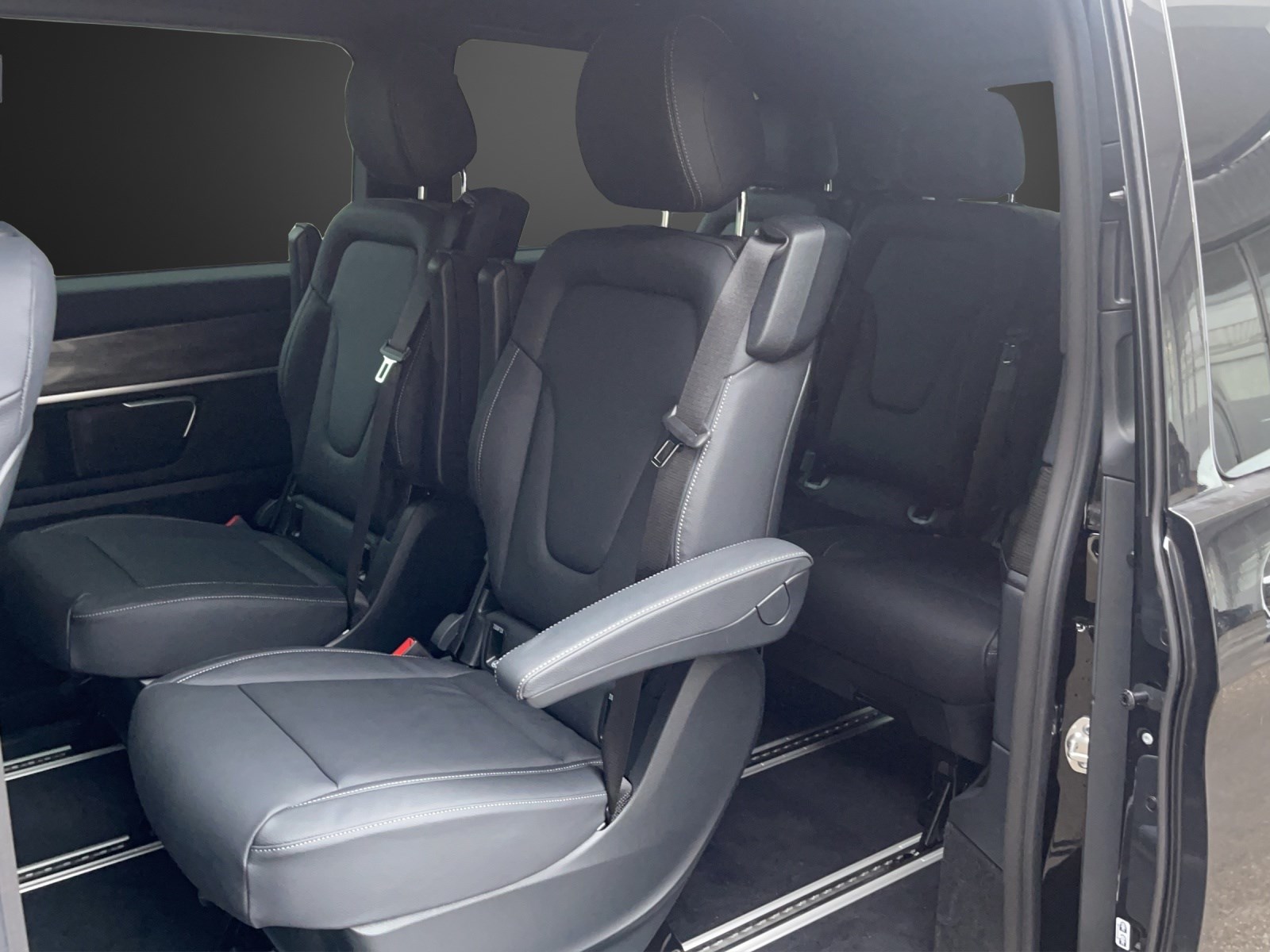 MERCEDES-BENZ EQV 300 lang-image-8