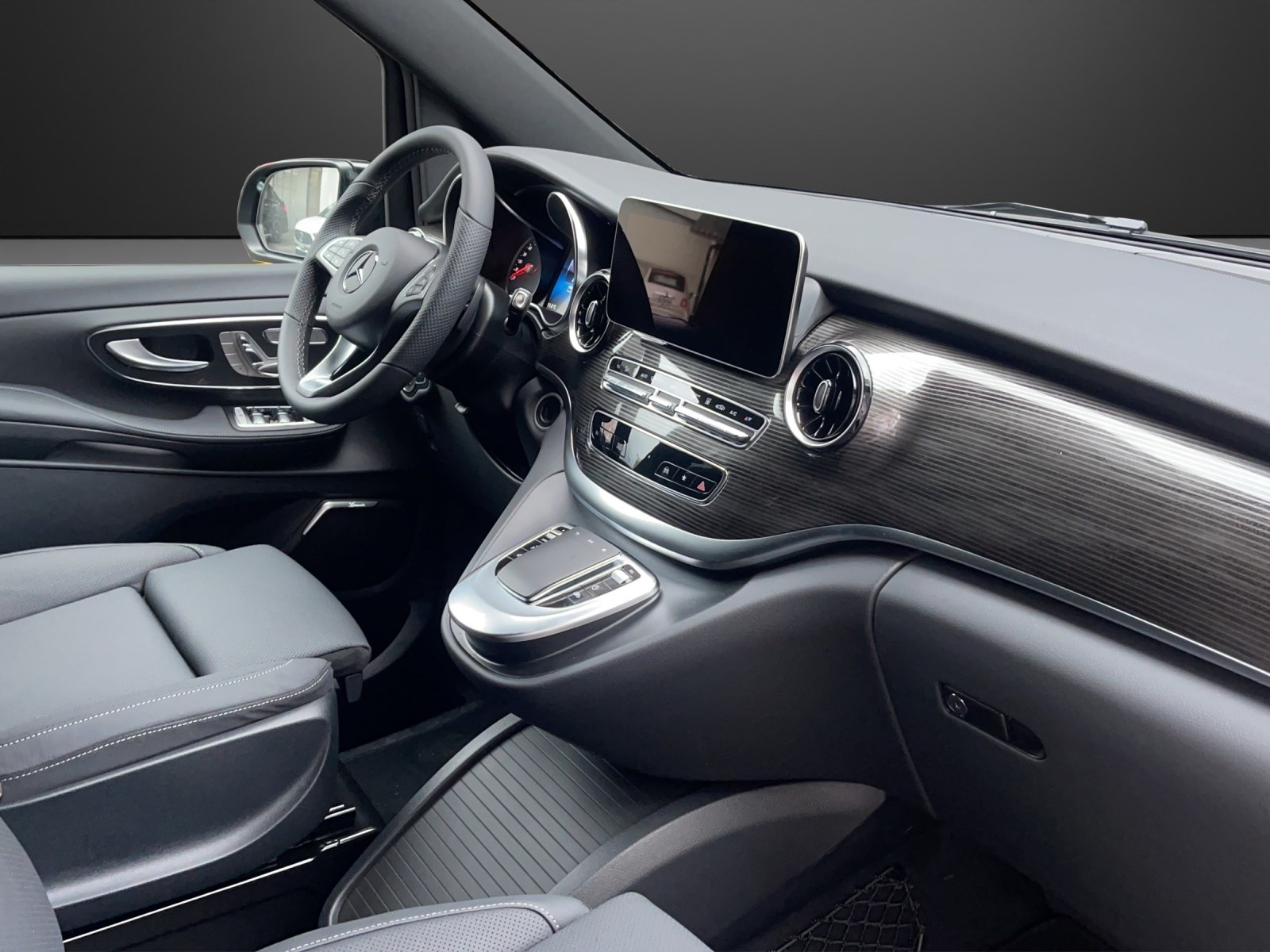 MERCEDES-BENZ EQV 300 lang-image-10