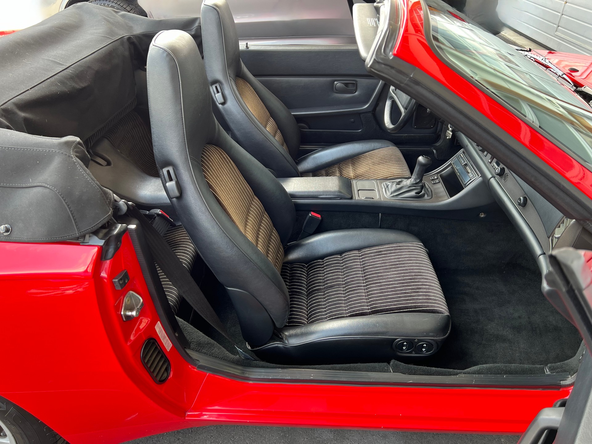 PORSCHE 944 S2 Cabriolet VETERAN-image-24