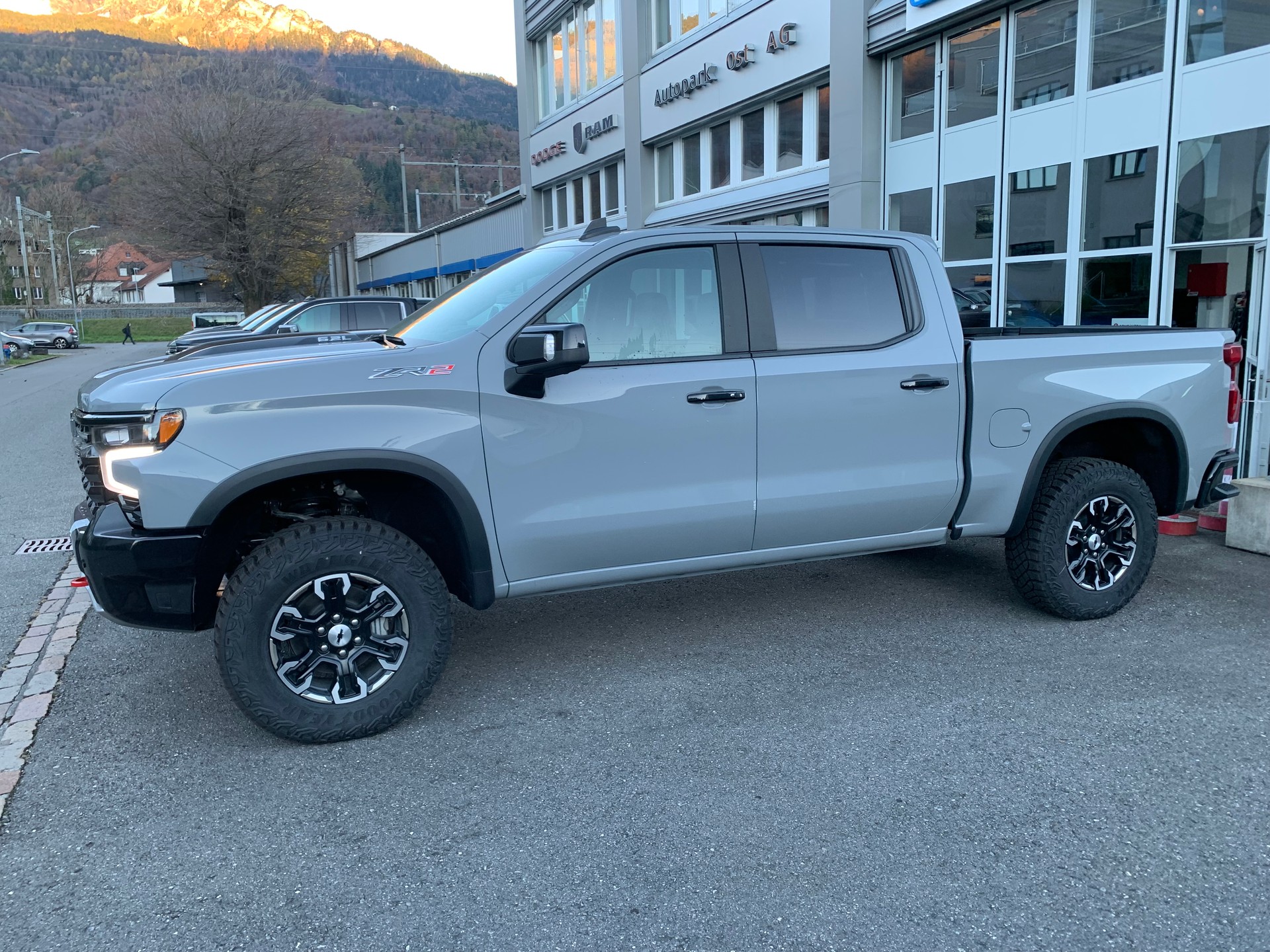 CHEVROLET Silverado Crew Cab 1500 ZR2 6.2l V8 4WD MY25-image-1