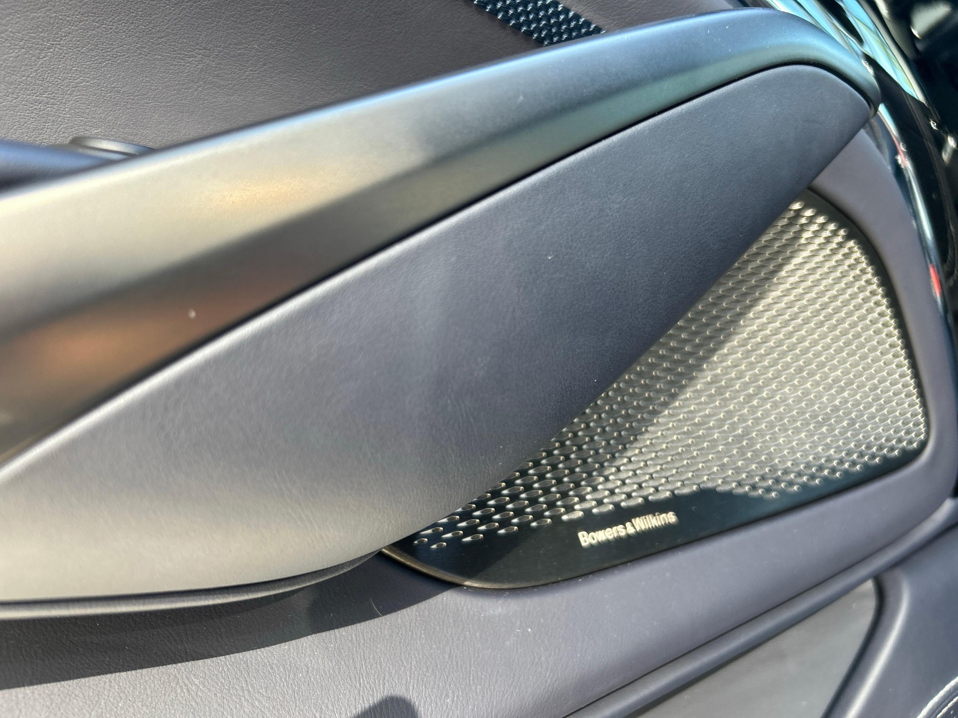 ASTON MARTIN DBX 707 4.0 V8 Bi-Turbo-image-22