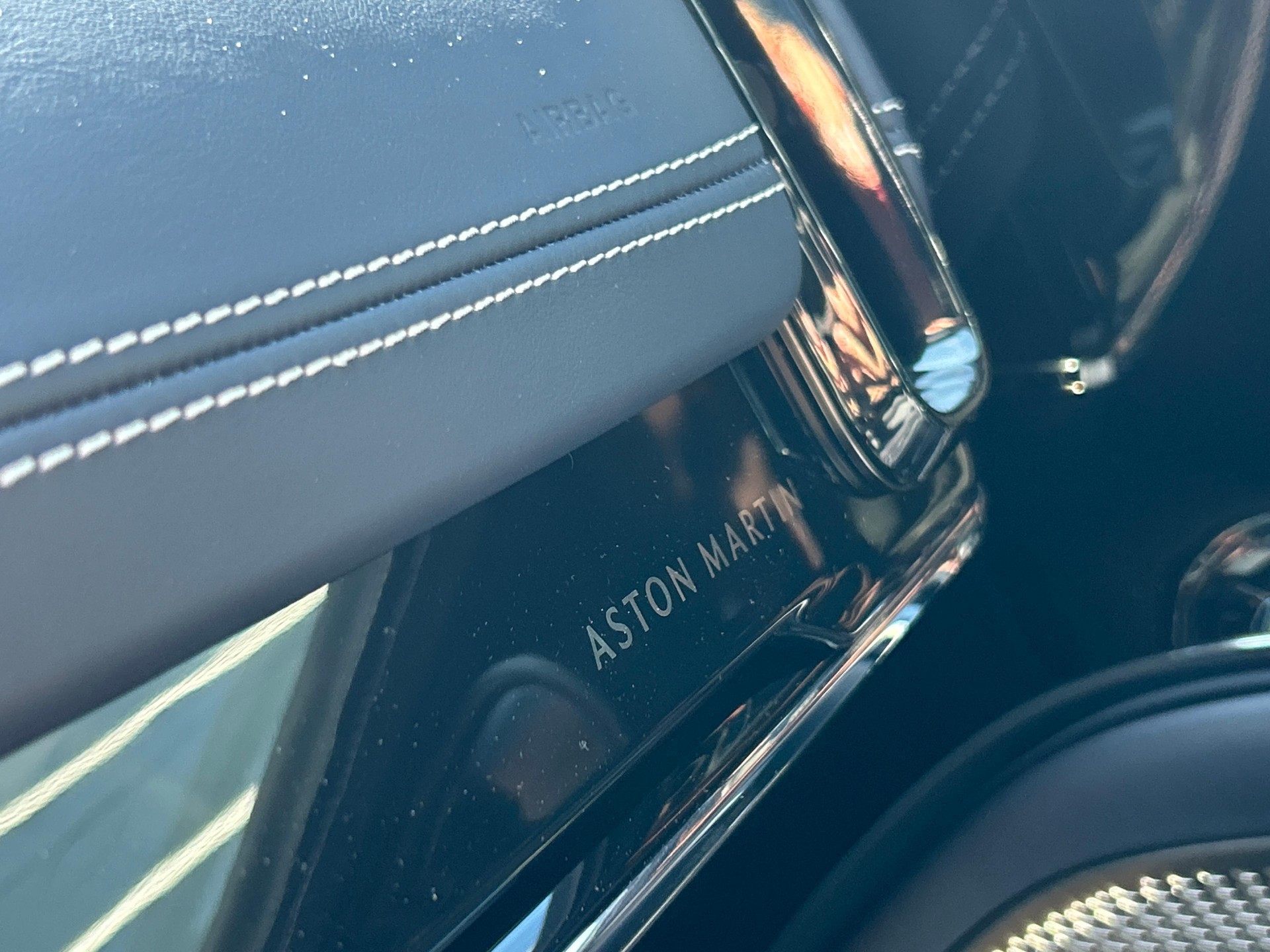 ASTON MARTIN DBX 707 4.0 V8 Bi-Turbo-image-27