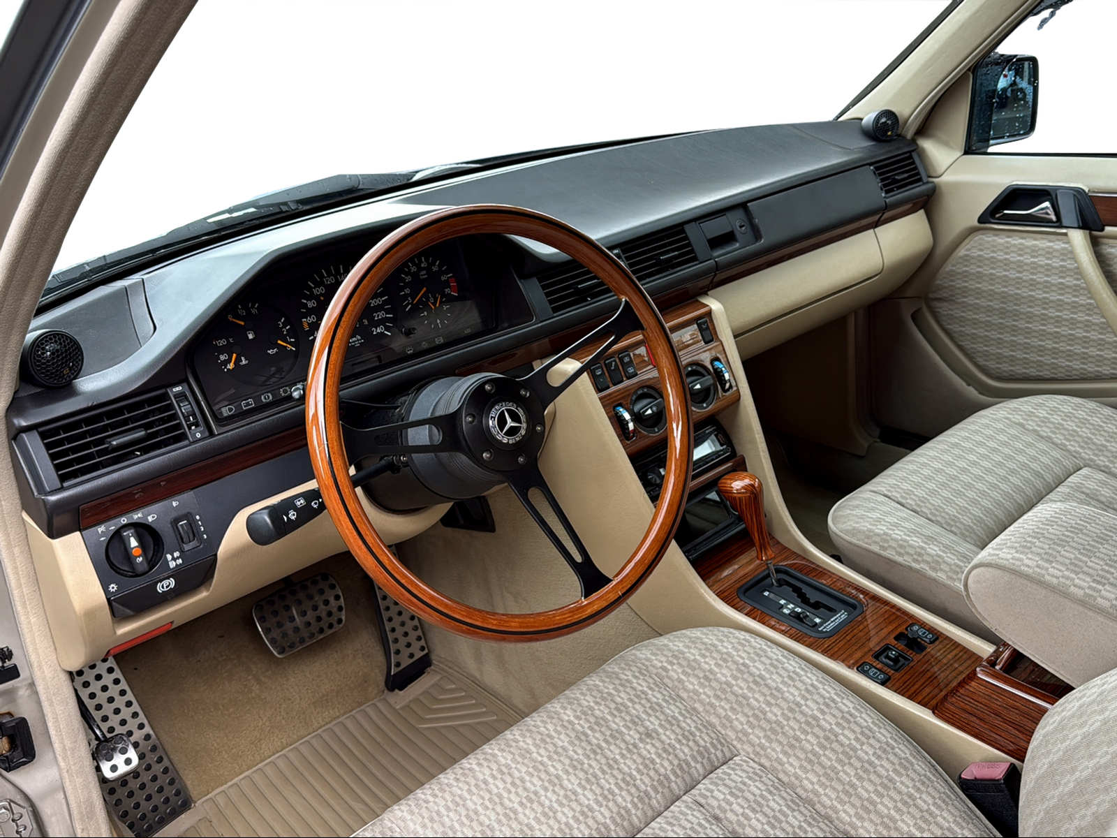MERCEDES-BENZ 260 E-showroom-element-1