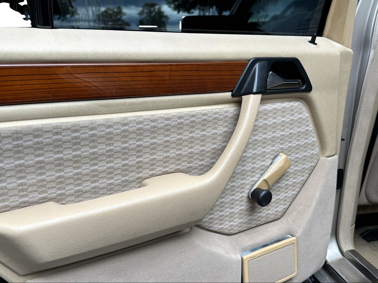 MERCEDES-BENZ 260 E-image-10