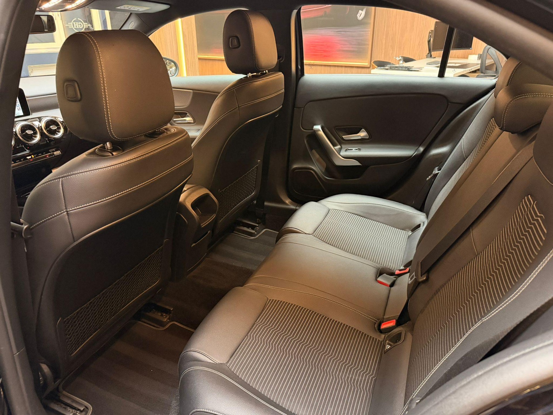 MERCEDES-BENZ A 220 Progressive Limousine-image-18