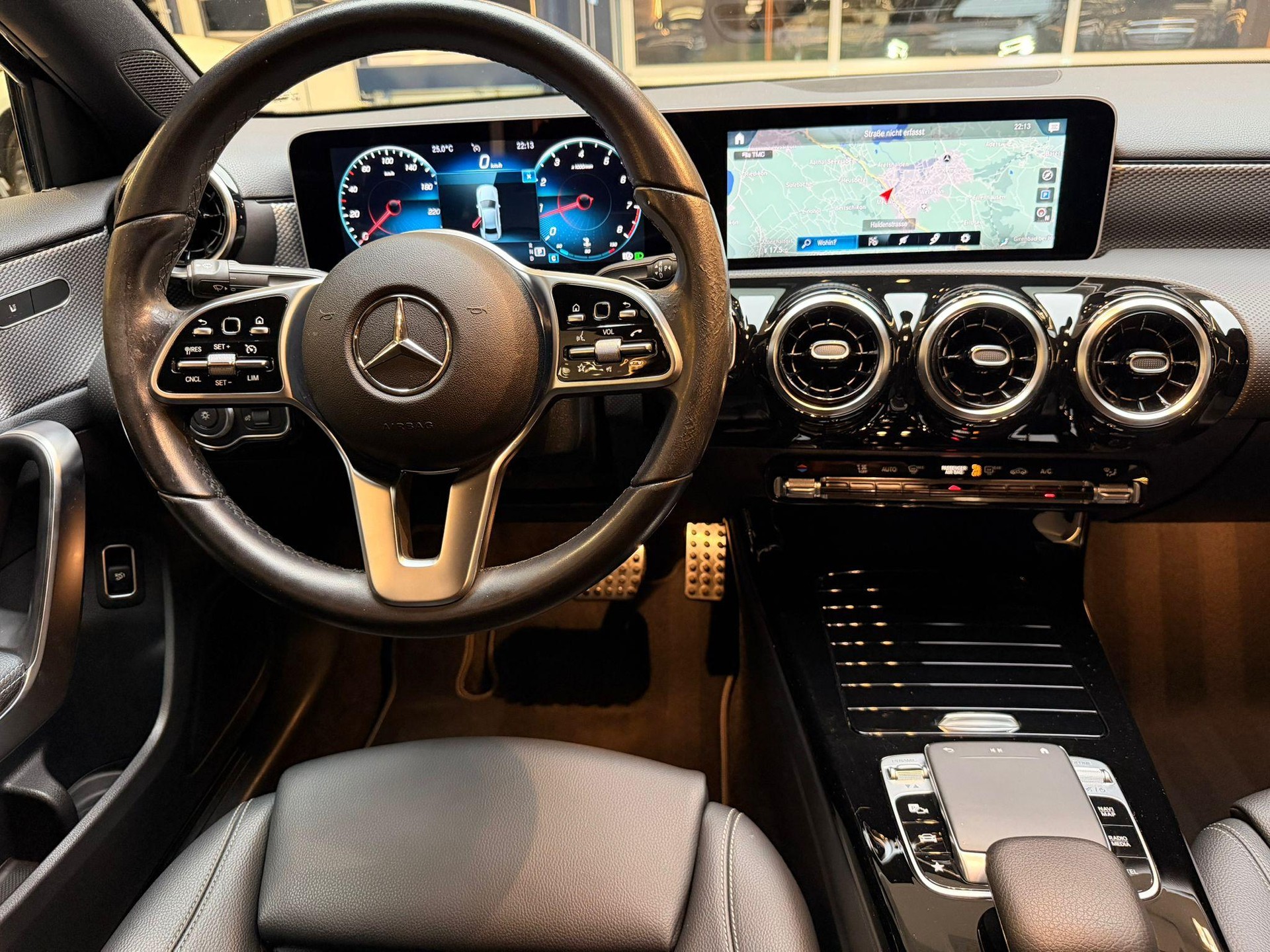 MERCEDES-BENZ A 220 Progressive Limousine-image-13