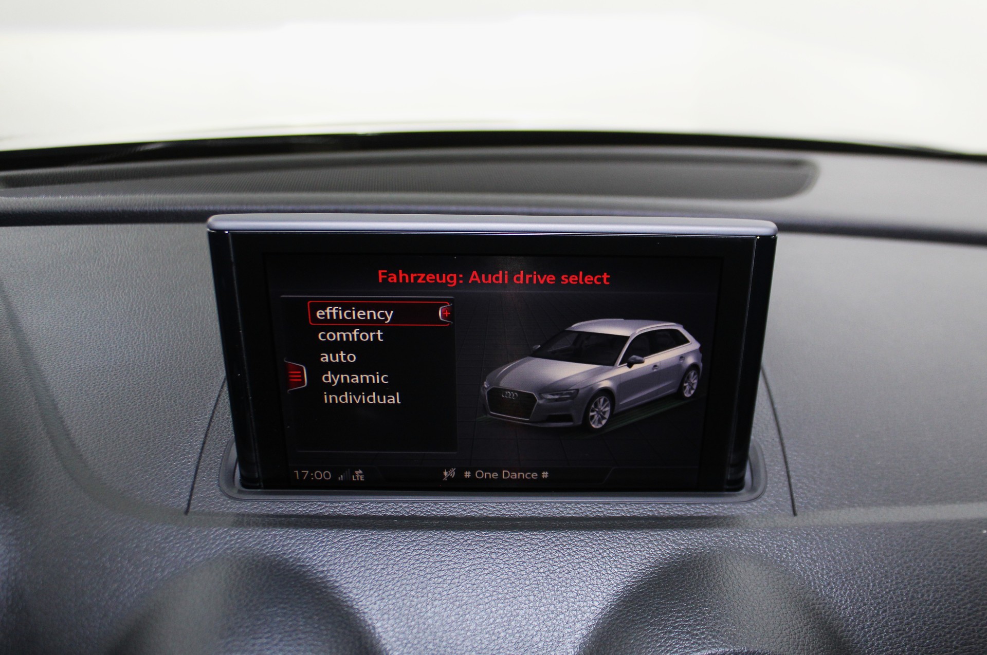 AUDI A3 Sportback 40 TFSI Sport quattro S-tronic S line Sportpaket / CH-Fahrzeug-image-22