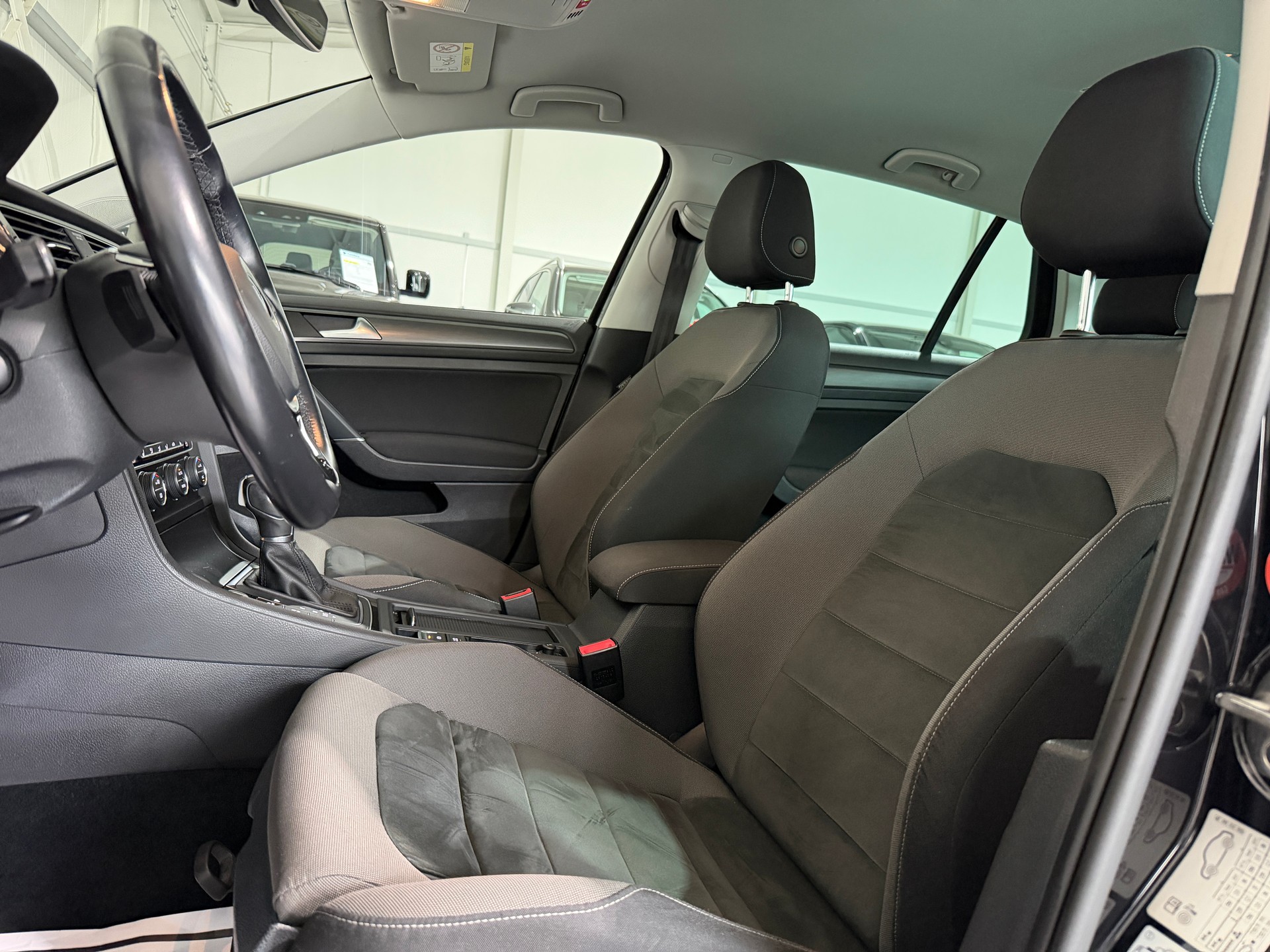 VW Golf 1.5 TSI EVO Edition 45 DSG R-LINE (CH)-image-13