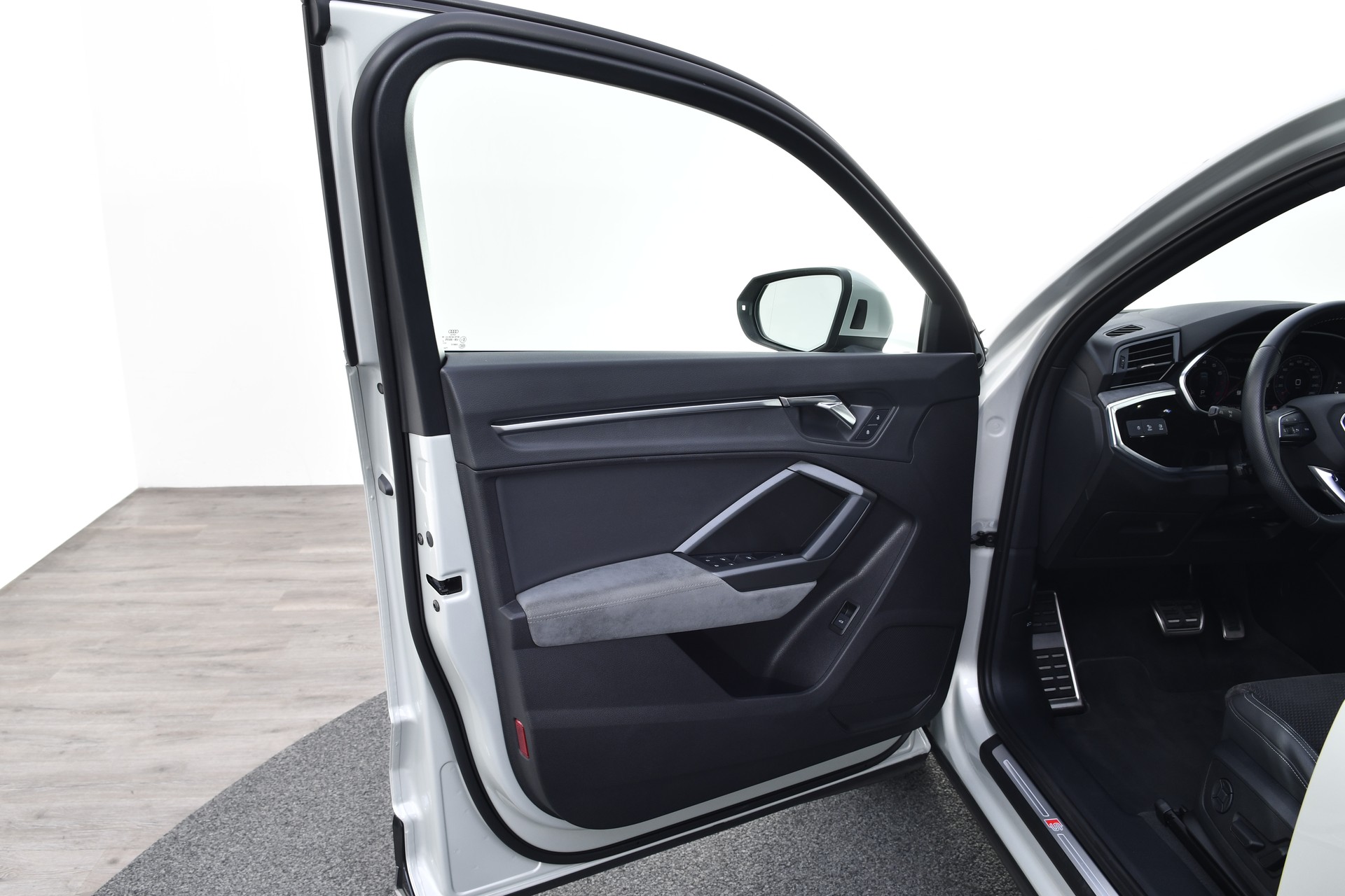 AUDI Q3 Sportback 45 TFSI S line quattro S-tronic-image-8
