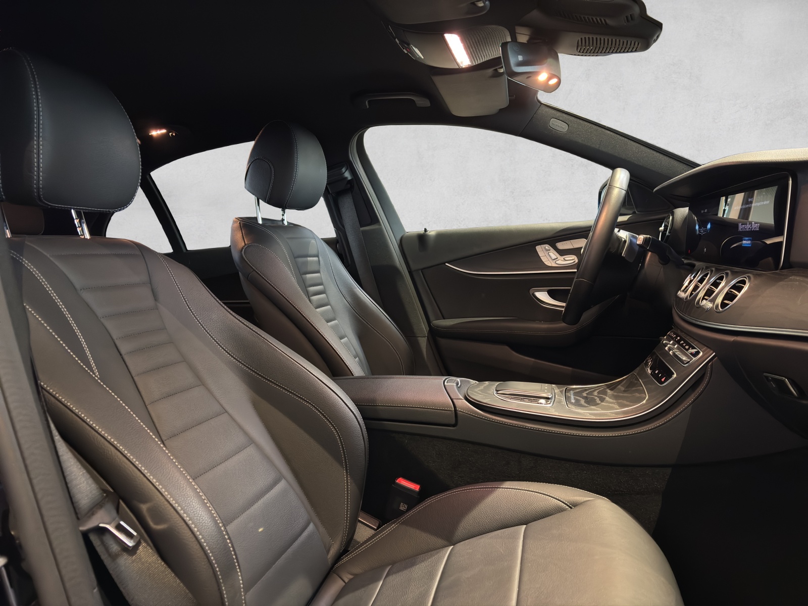 MERCEDES-BENZ E 220 d 4Matic AMG Line 9G-Tronic-image-13