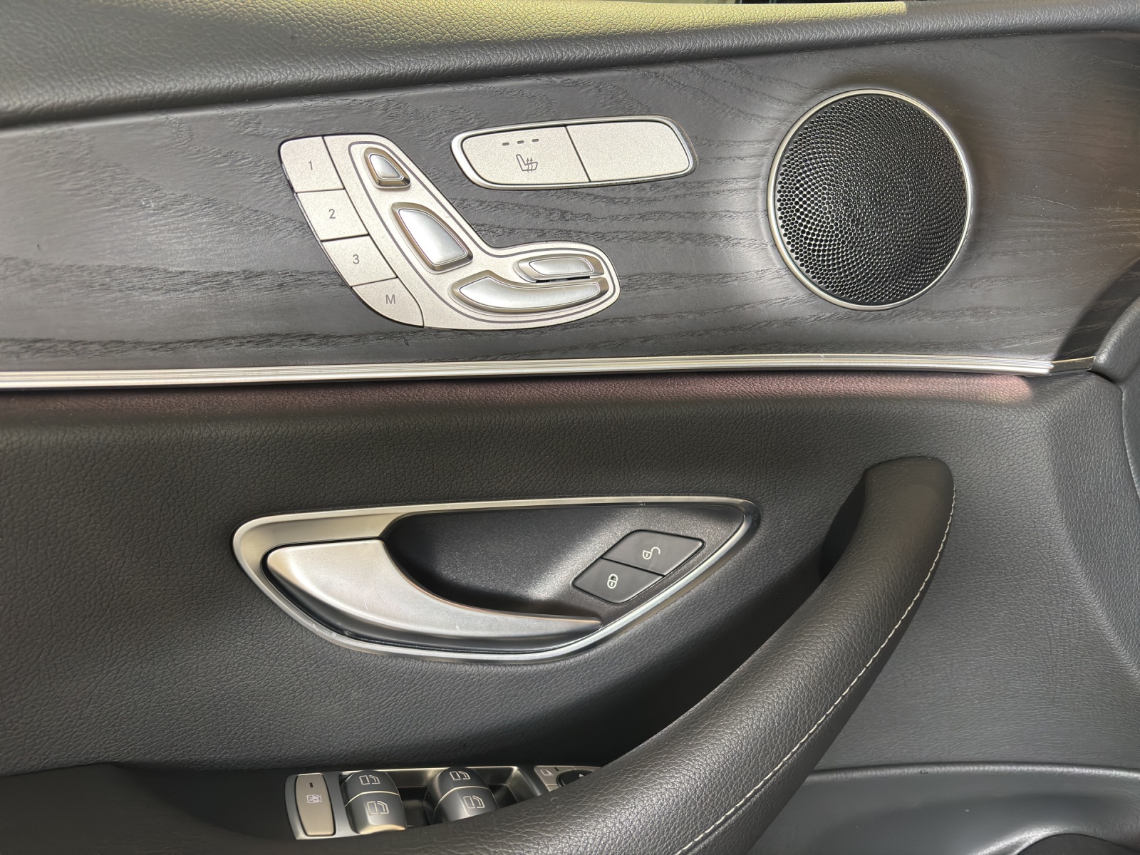 MERCEDES-BENZ E 220 d 4Matic AMG Line 9G-Tronic-image-8