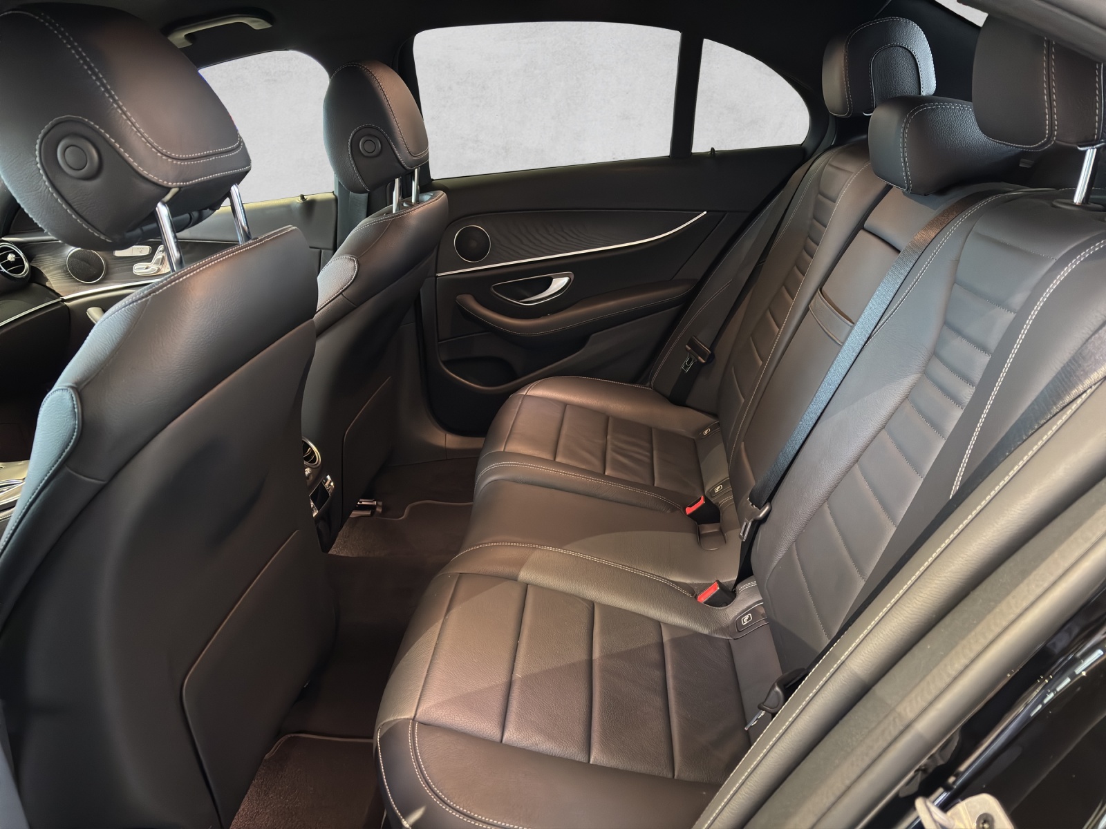 MERCEDES-BENZ E 220 d 4Matic AMG Line 9G-Tronic-image-10