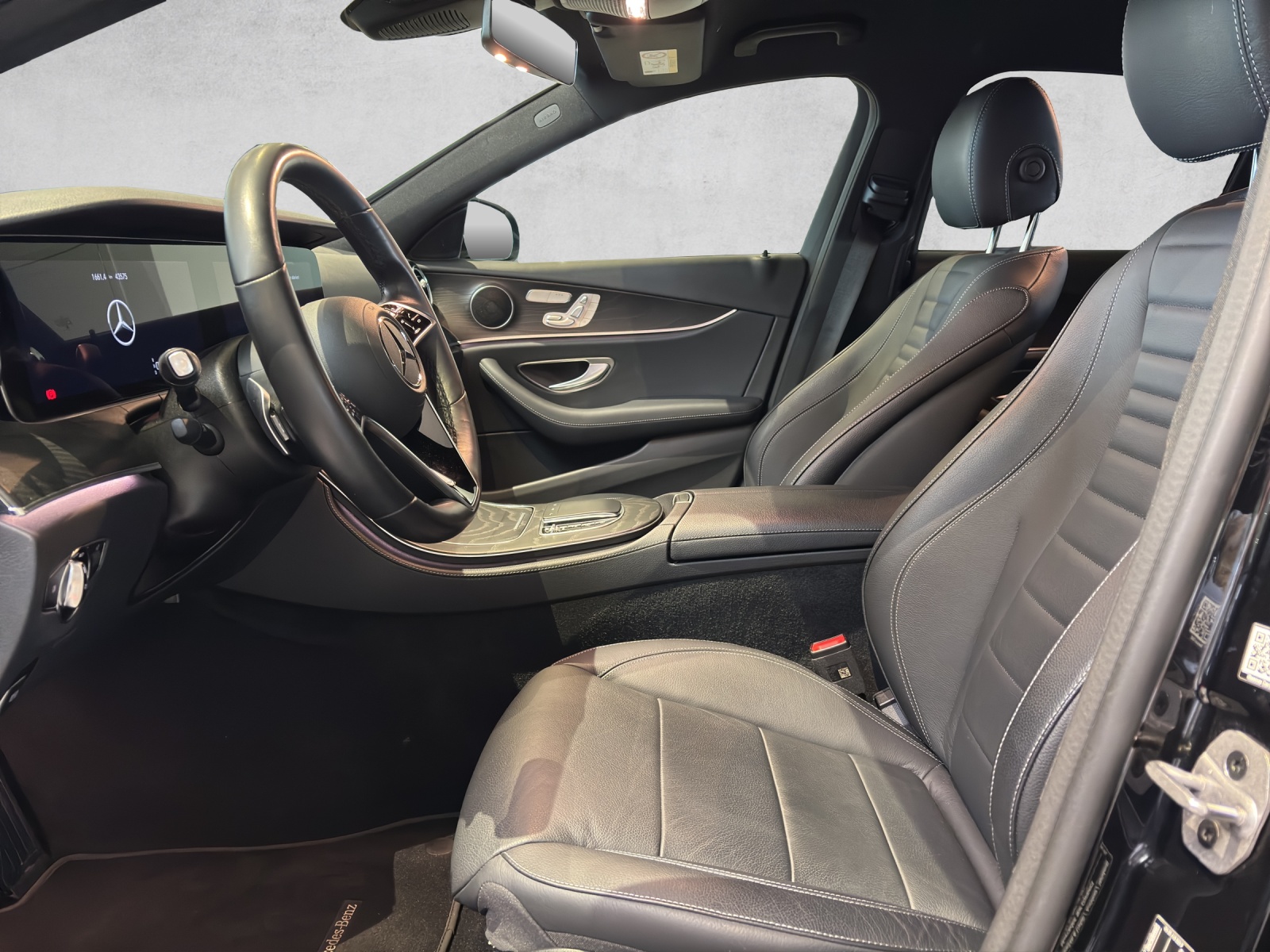 MERCEDES-BENZ E 220 d 4Matic AMG Line 9G-Tronic-image-6