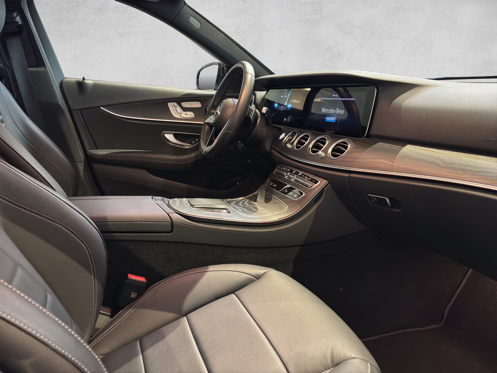 MERCEDES-BENZ E 220 d 4Matic AMG Line 9G-Tronic-image-7