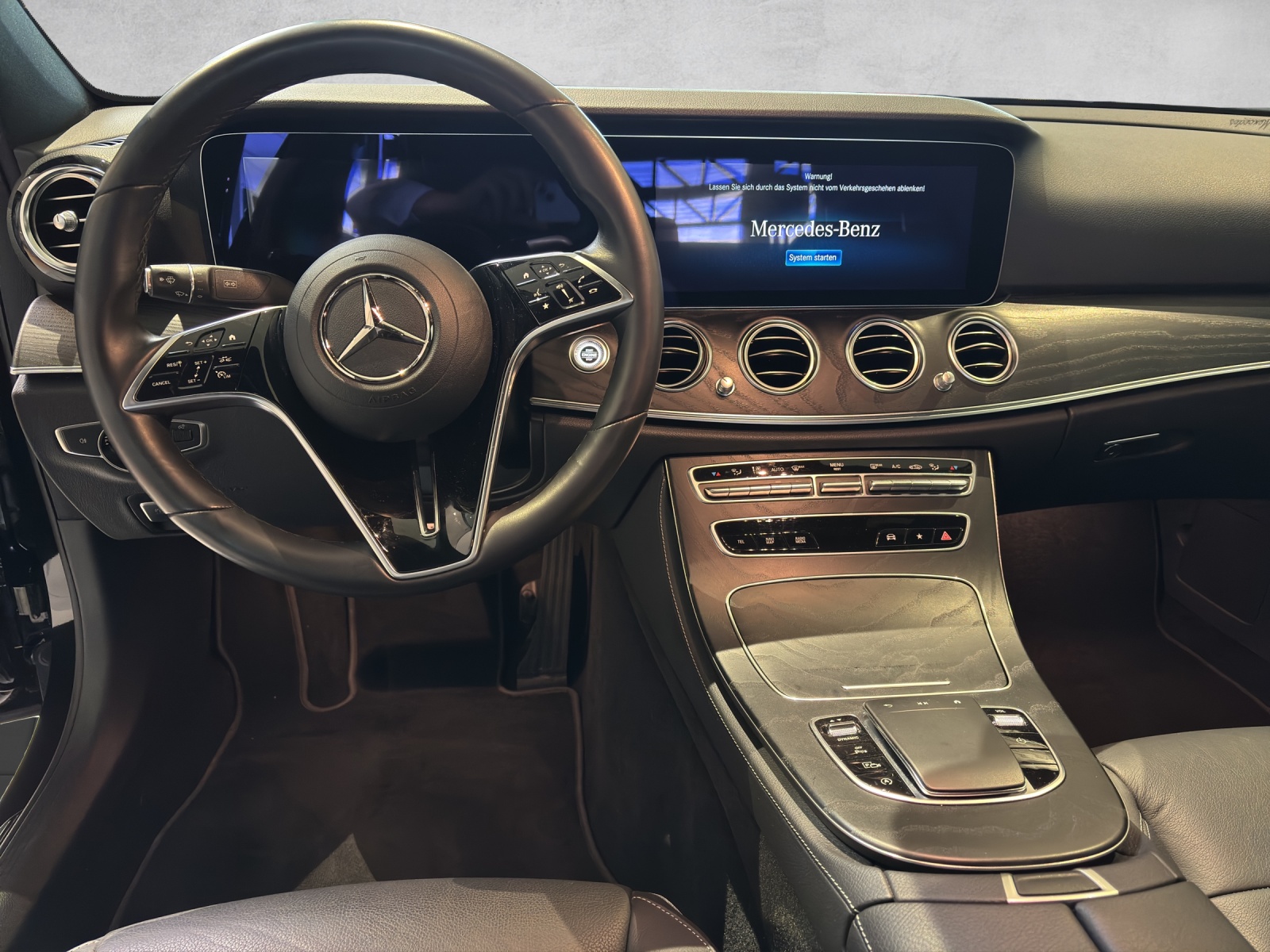 MERCEDES-BENZ E 220 d 4Matic AMG Line 9G-Tronic-image-11