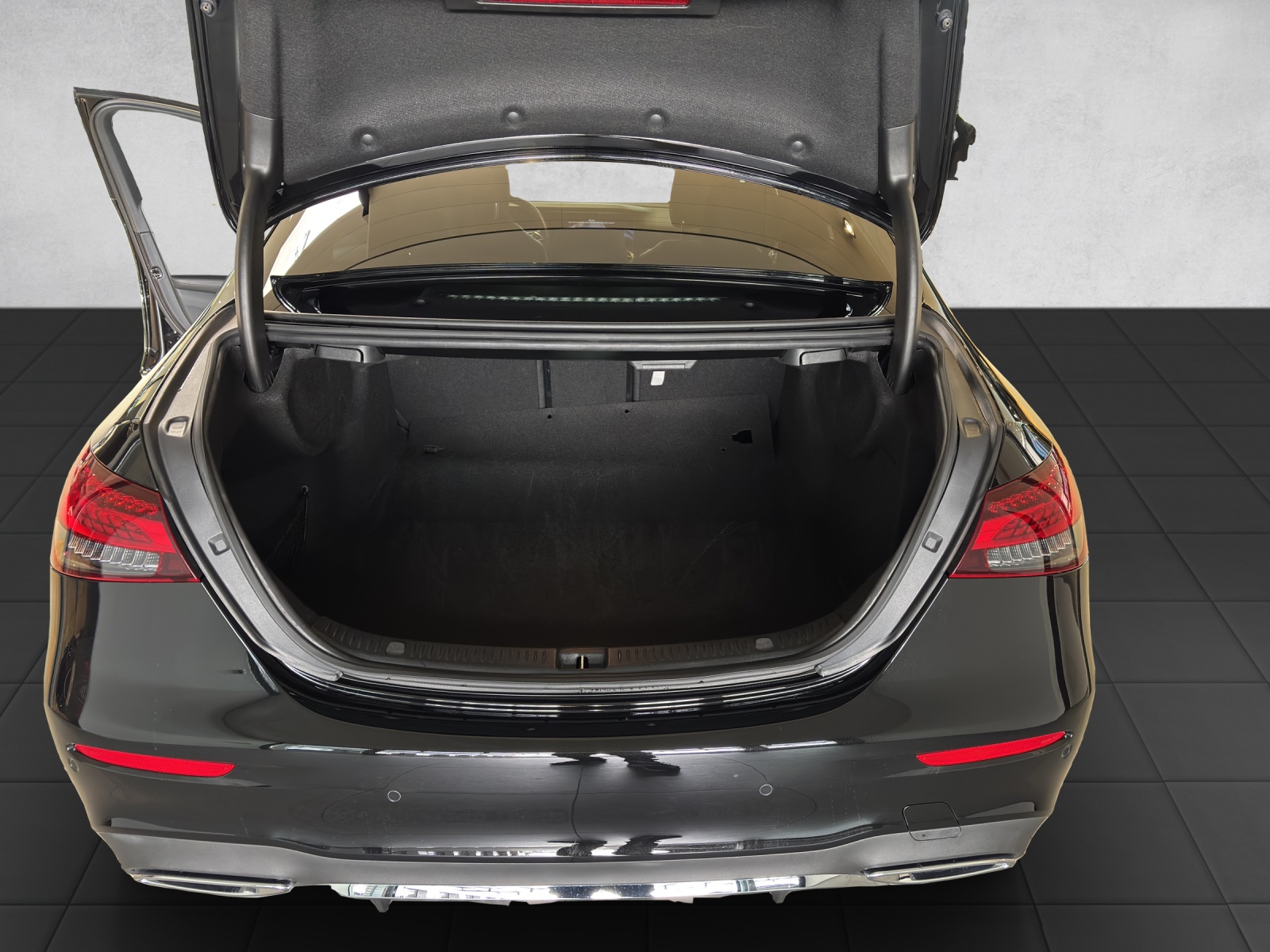 MERCEDES-BENZ E 220 d 4Matic AMG Line 9G-Tronic-image-12