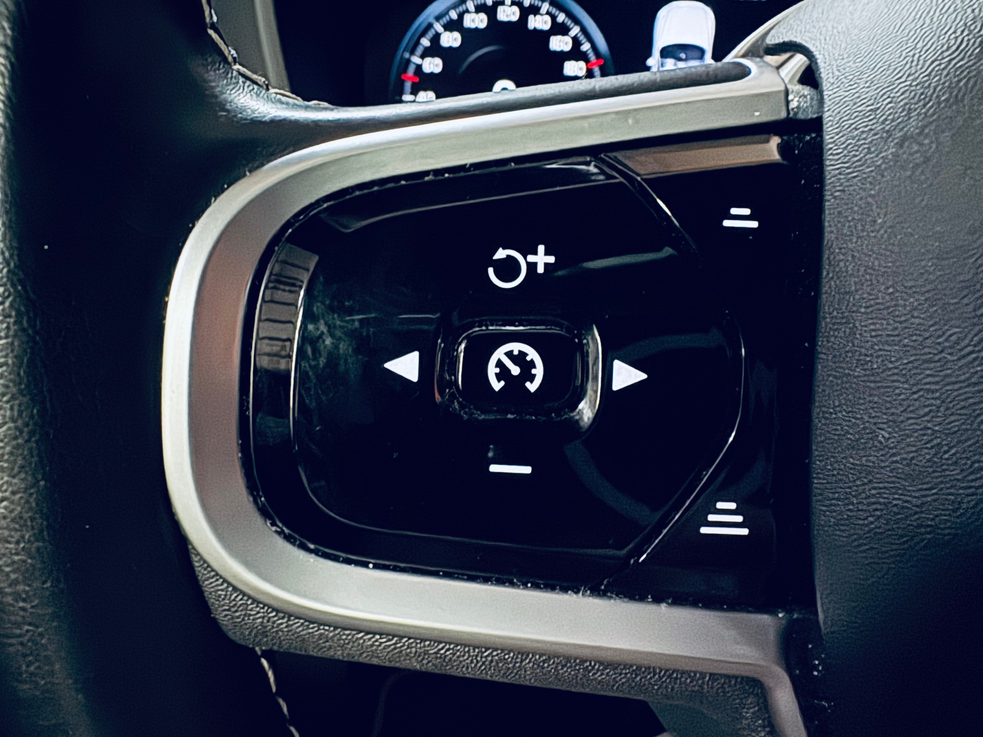 VOLVO XC60 T6 eAWD R-Design Geartronic-image-32