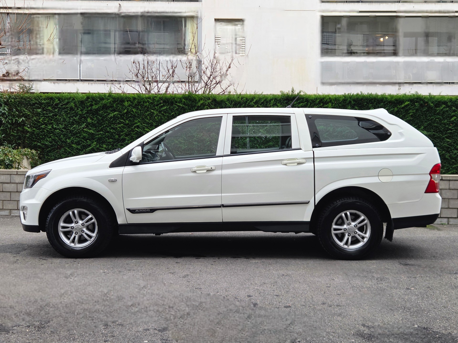 MERCEDES-BENZ SsangYong Actyon 2.0 4WD - excellent état - crochet d'attelage - hard-top - carnet de services - expertisée 02.26.-image-5