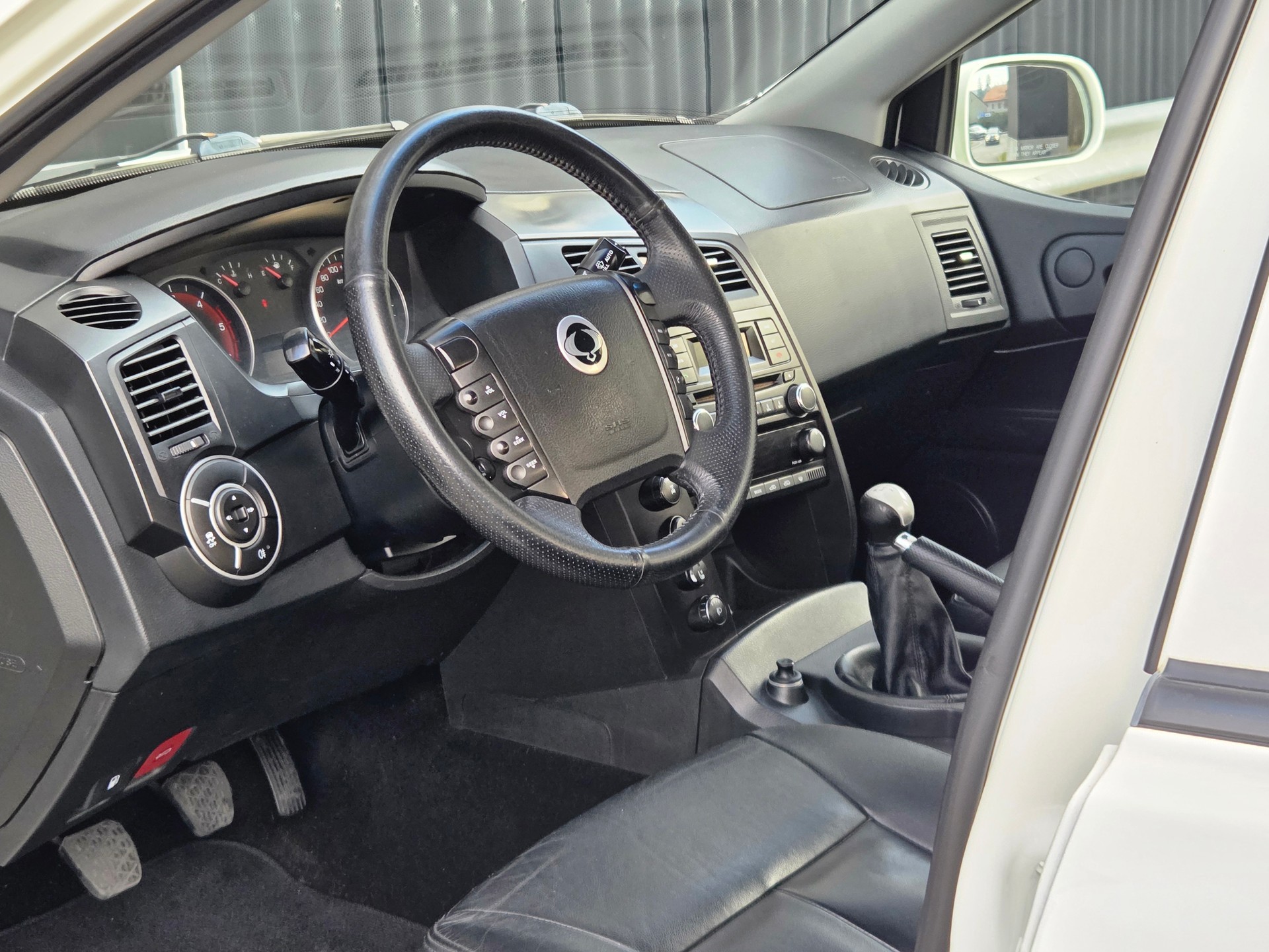 MERCEDES-BENZ SsangYong Actyon 2.0 4WD - excellent état - crochet d'attelage - hard-top - carnet de services - expertisée 02.26.-image-9