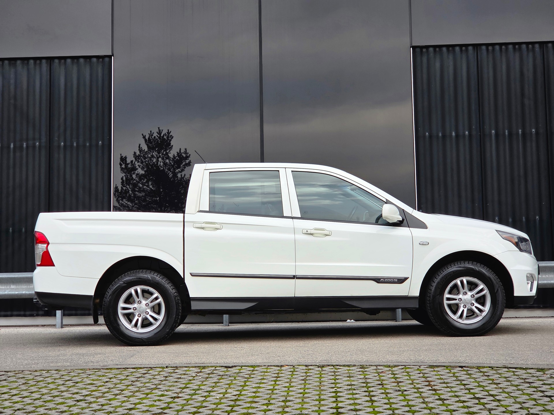 MERCEDES-BENZ SsangYong Actyon 2.0 4WD - excellent état - crochet d'attelage - hard-top - carnet de services - expertisée 02.26.-image-2