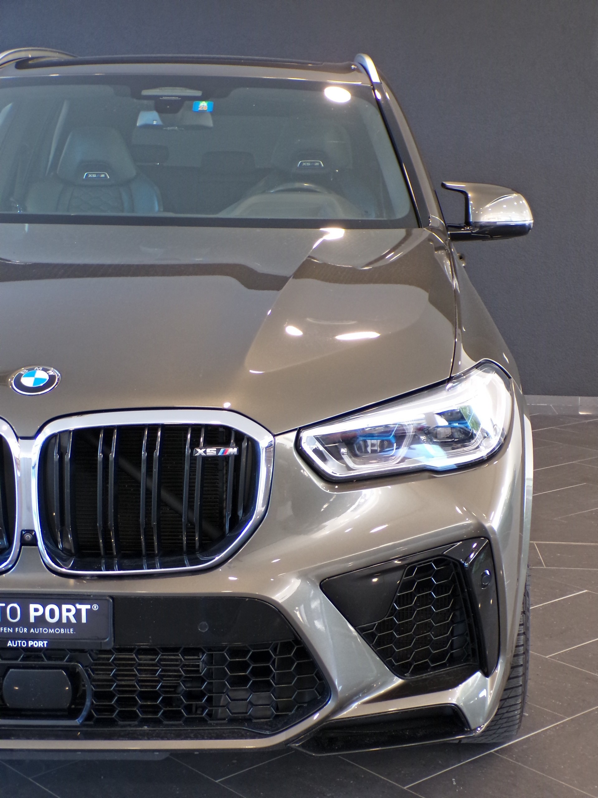 BMW X5M Steptronic-showroom-element-3