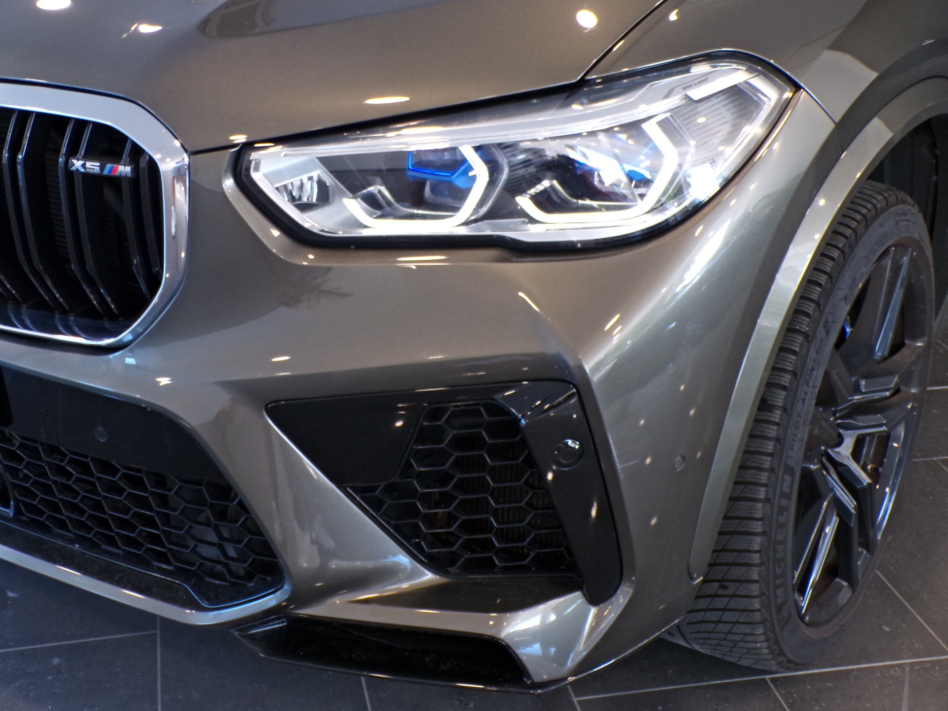 BMW X5M Steptronic-showroom-element-1