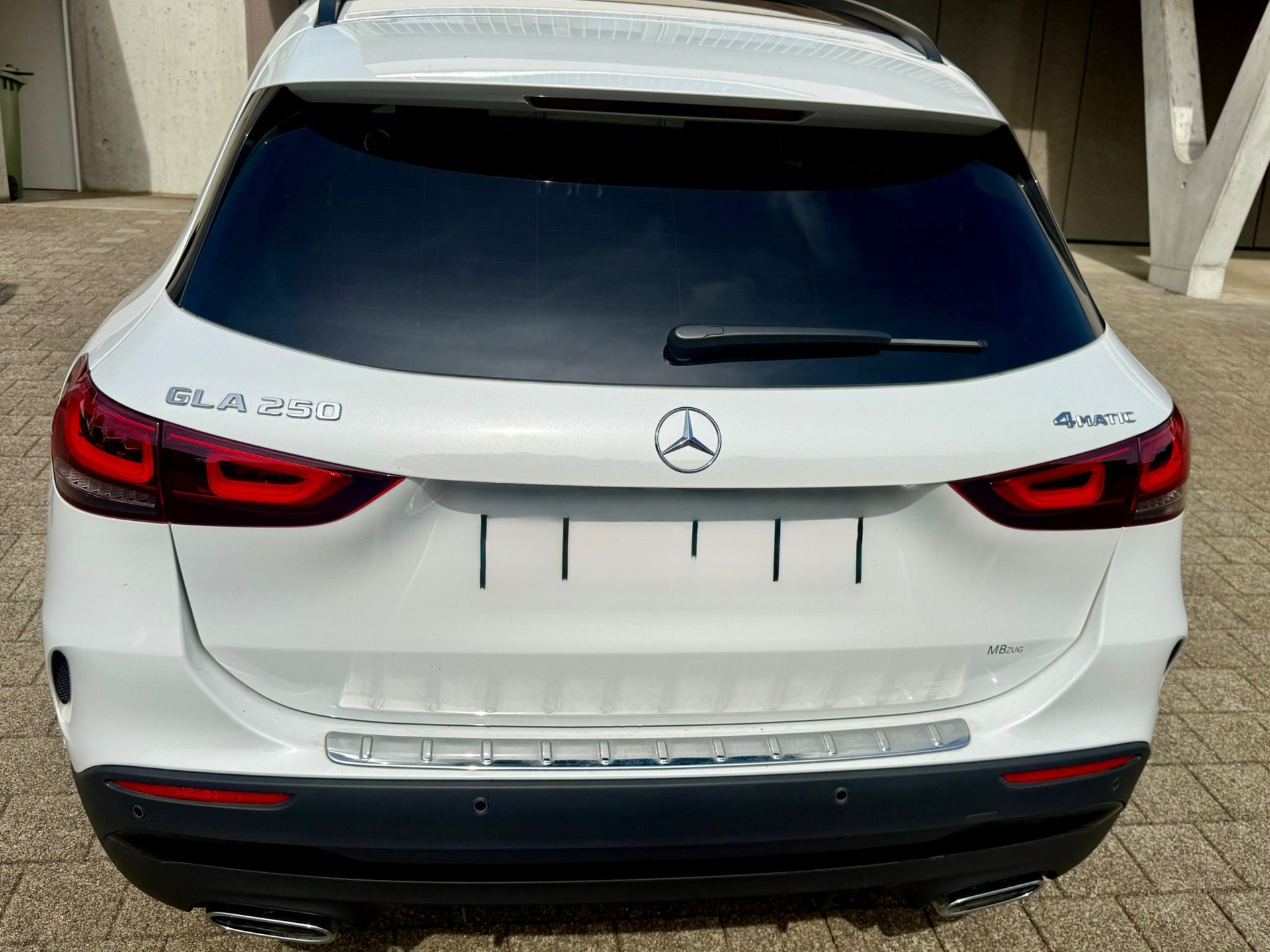 MERCEDES-BENZ GLA 250 AMG line-image-2