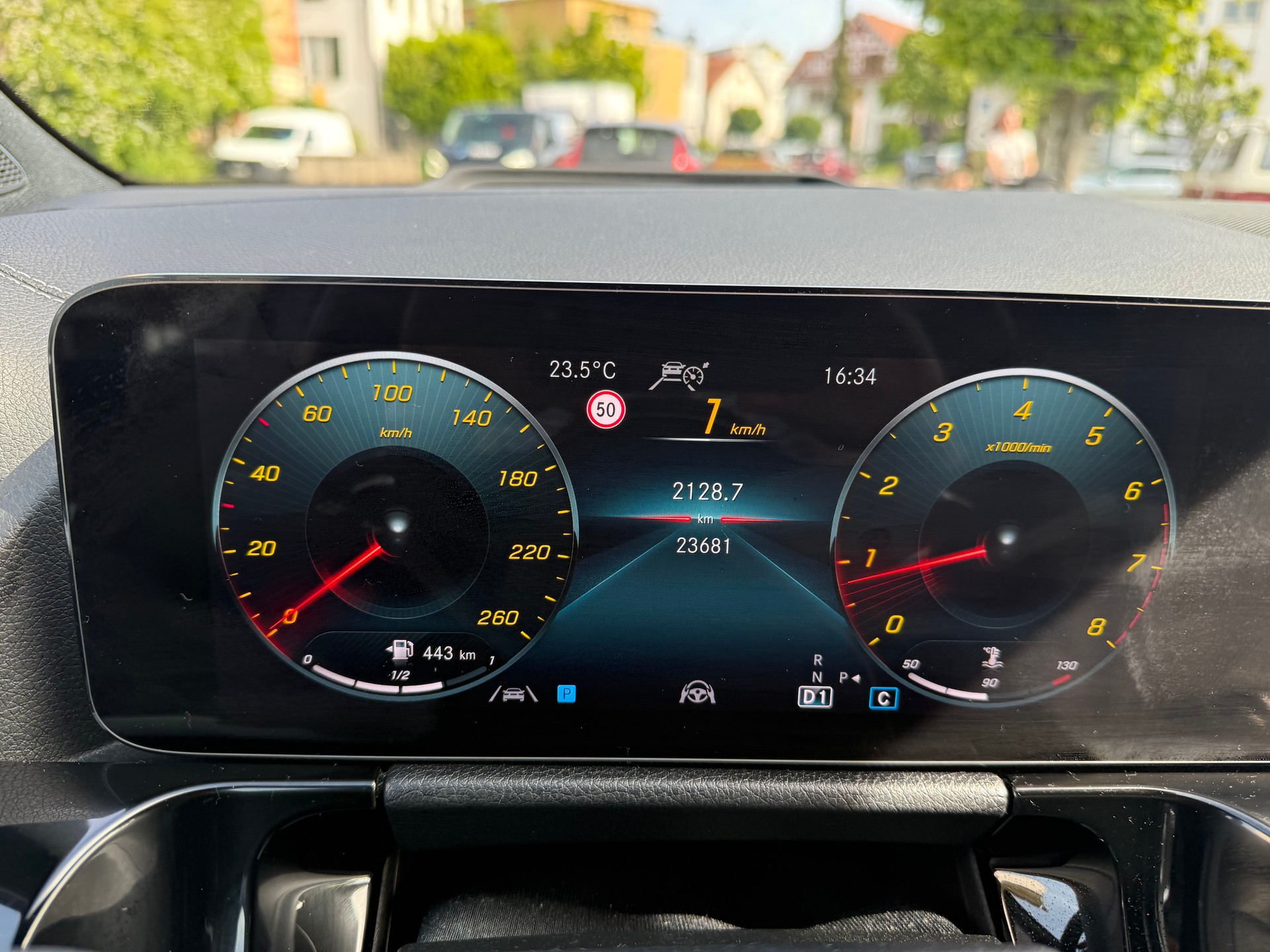 MERCEDES-BENZ GLA 250 AMG line-image-4