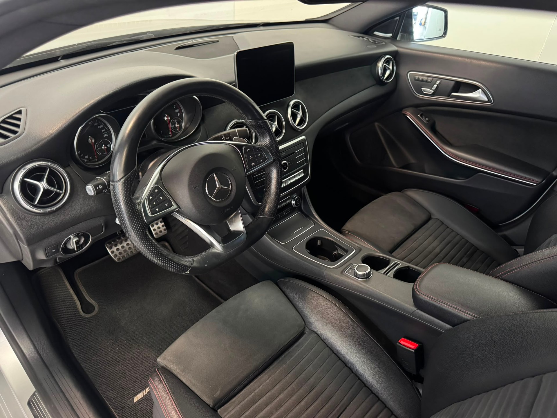 MERCEDES-BENZ CLA Shooting Brake 250 AMG Line 4Matic 7G-DCT-image-14