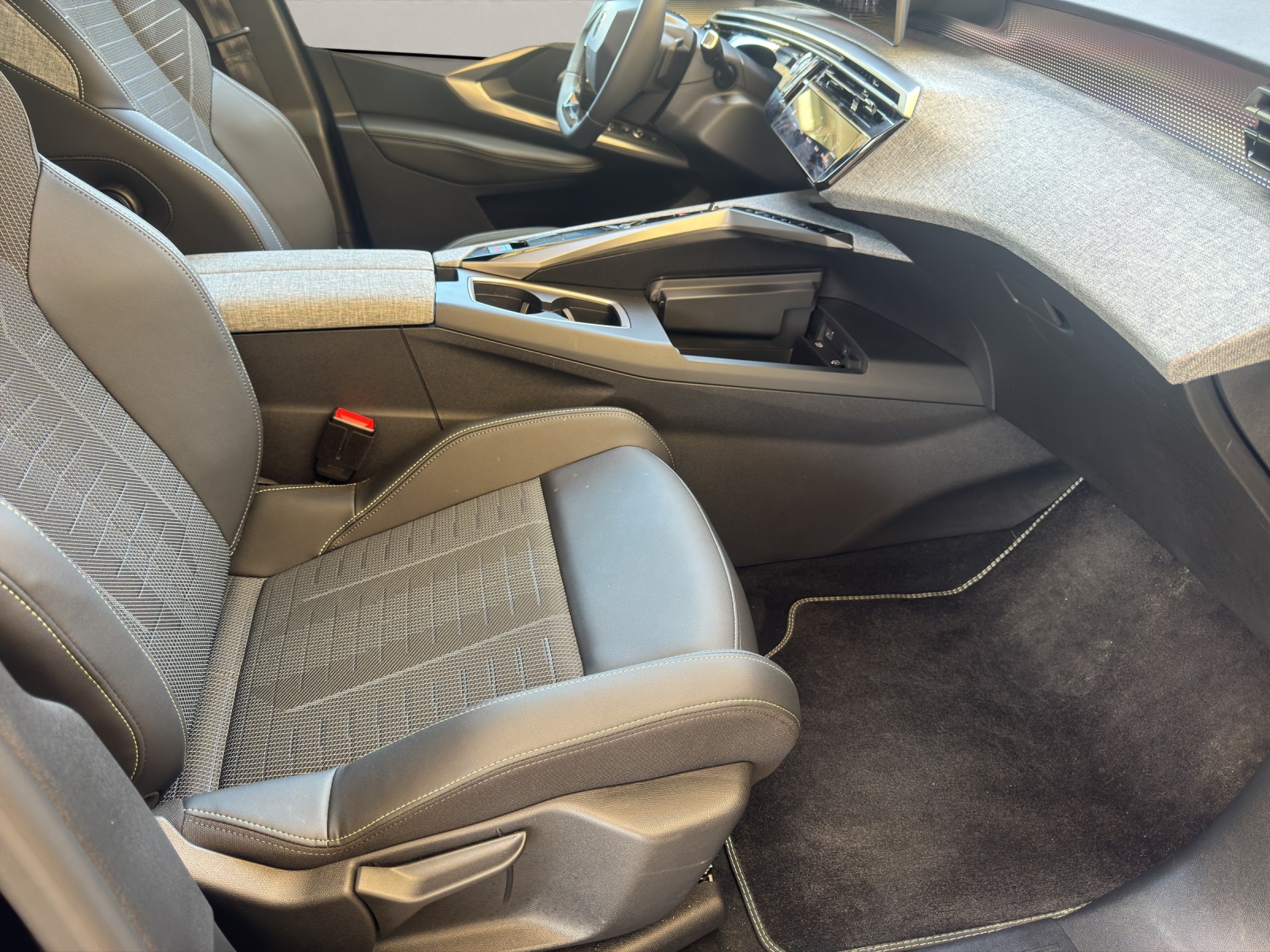 PEUGEOT 5008 1.2 Hybrid GT 145PS 7-Plätzer-image-10