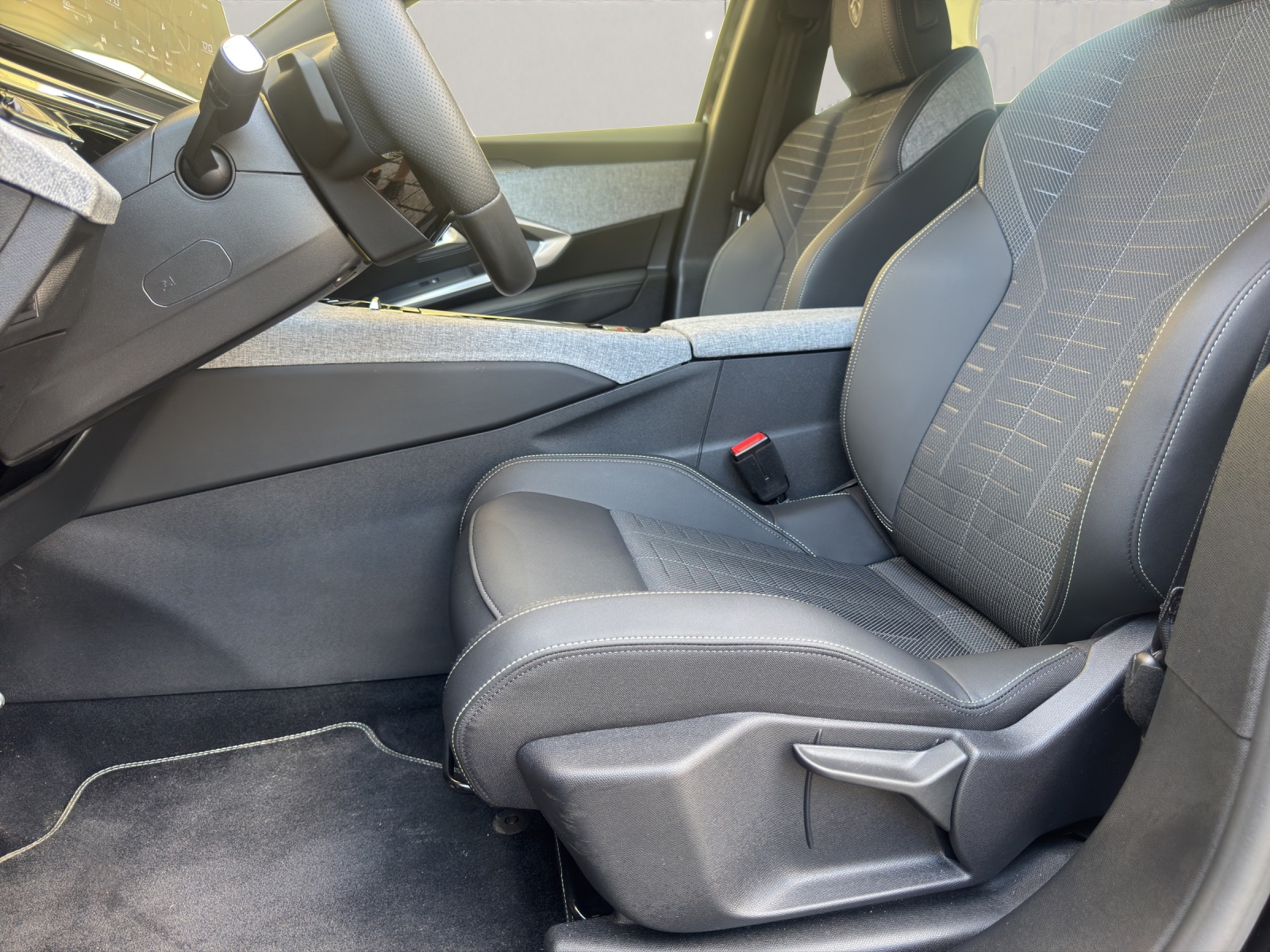 PEUGEOT 5008 1.2 Hybrid GT 145PS 7-Plätzer-image-9