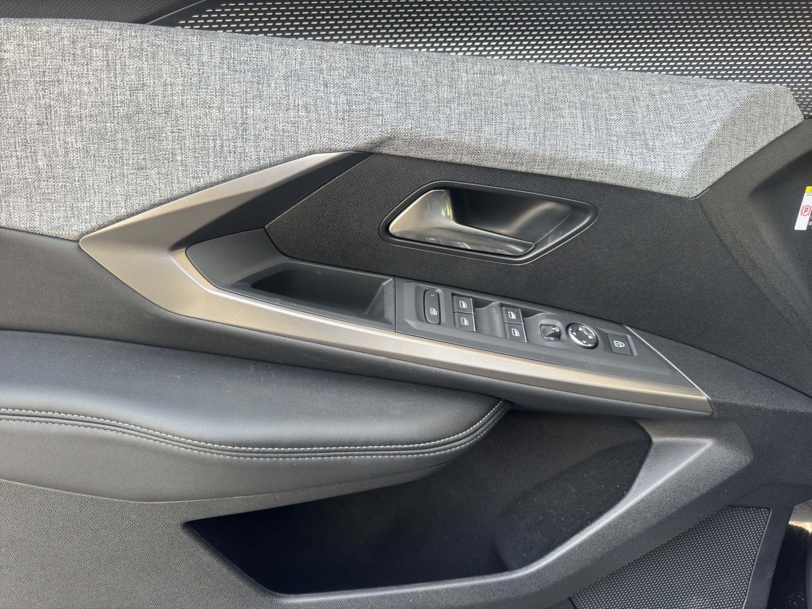 PEUGEOT 5008 1.2 Hybrid GT 145PS 7-Plätzer-image-11
