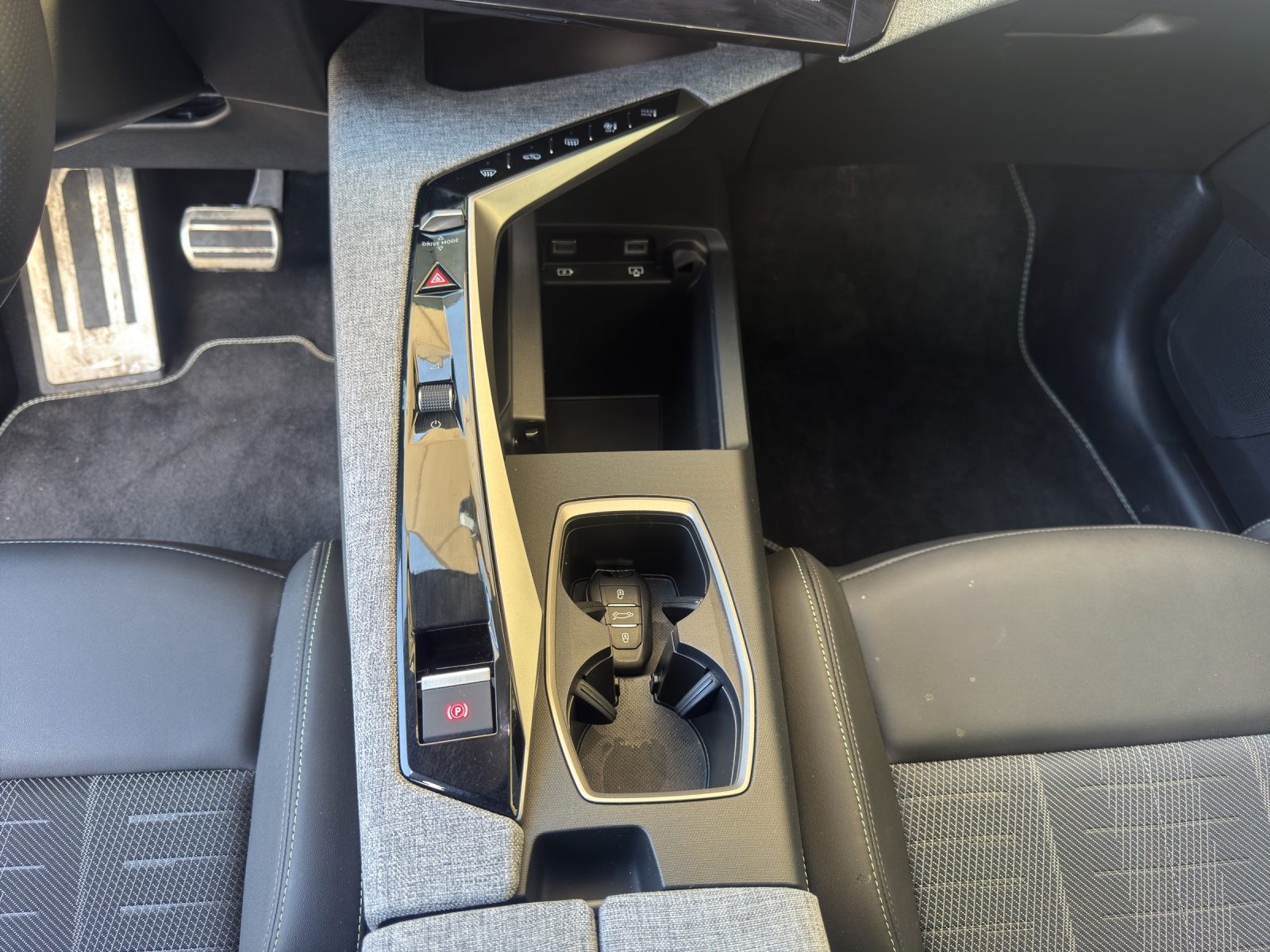 PEUGEOT 5008 1.2 Hybrid GT 145PS 7-Plätzer-image-12