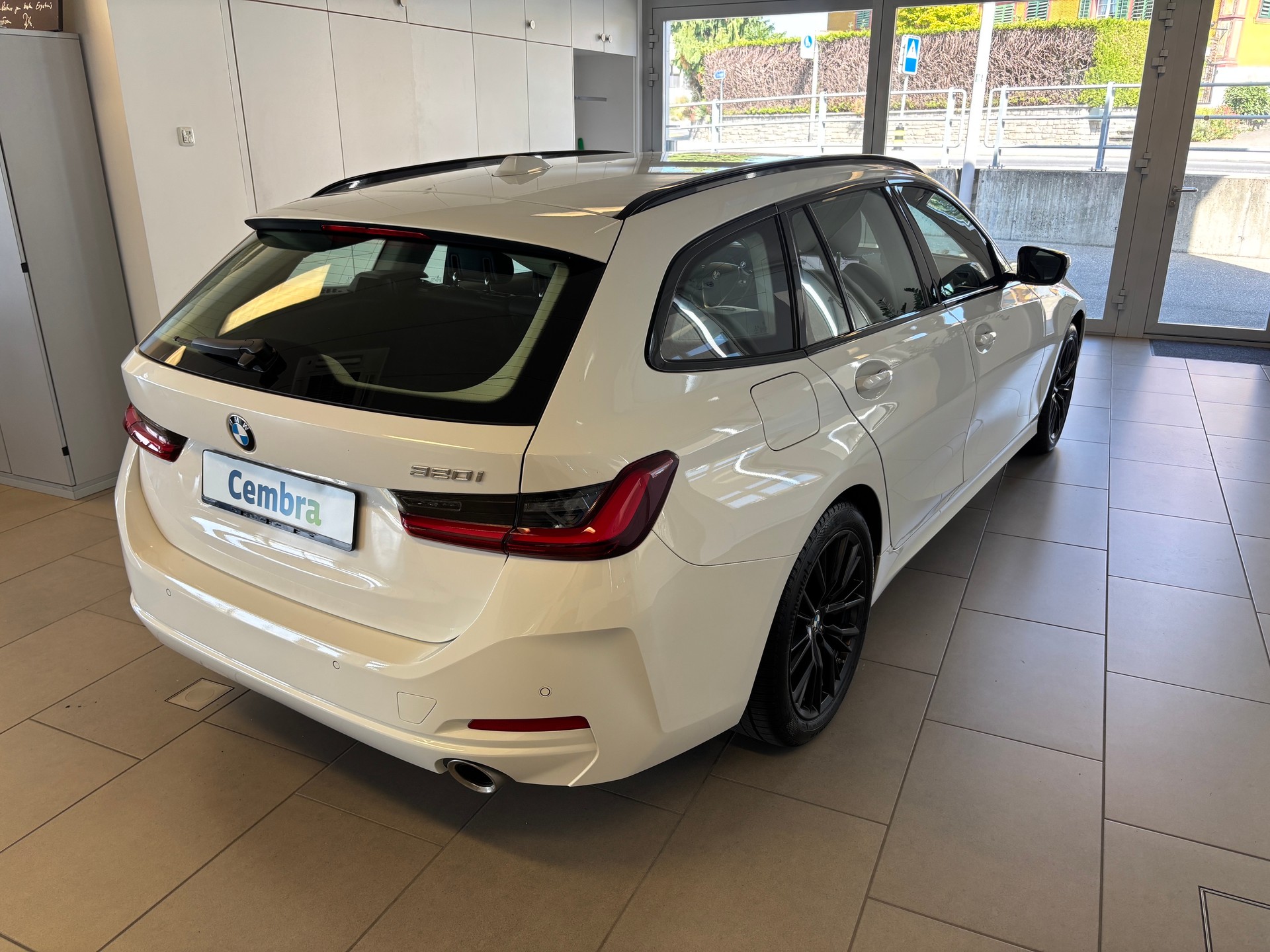 BMW 320i Touring Steptronic-showroom-element-2