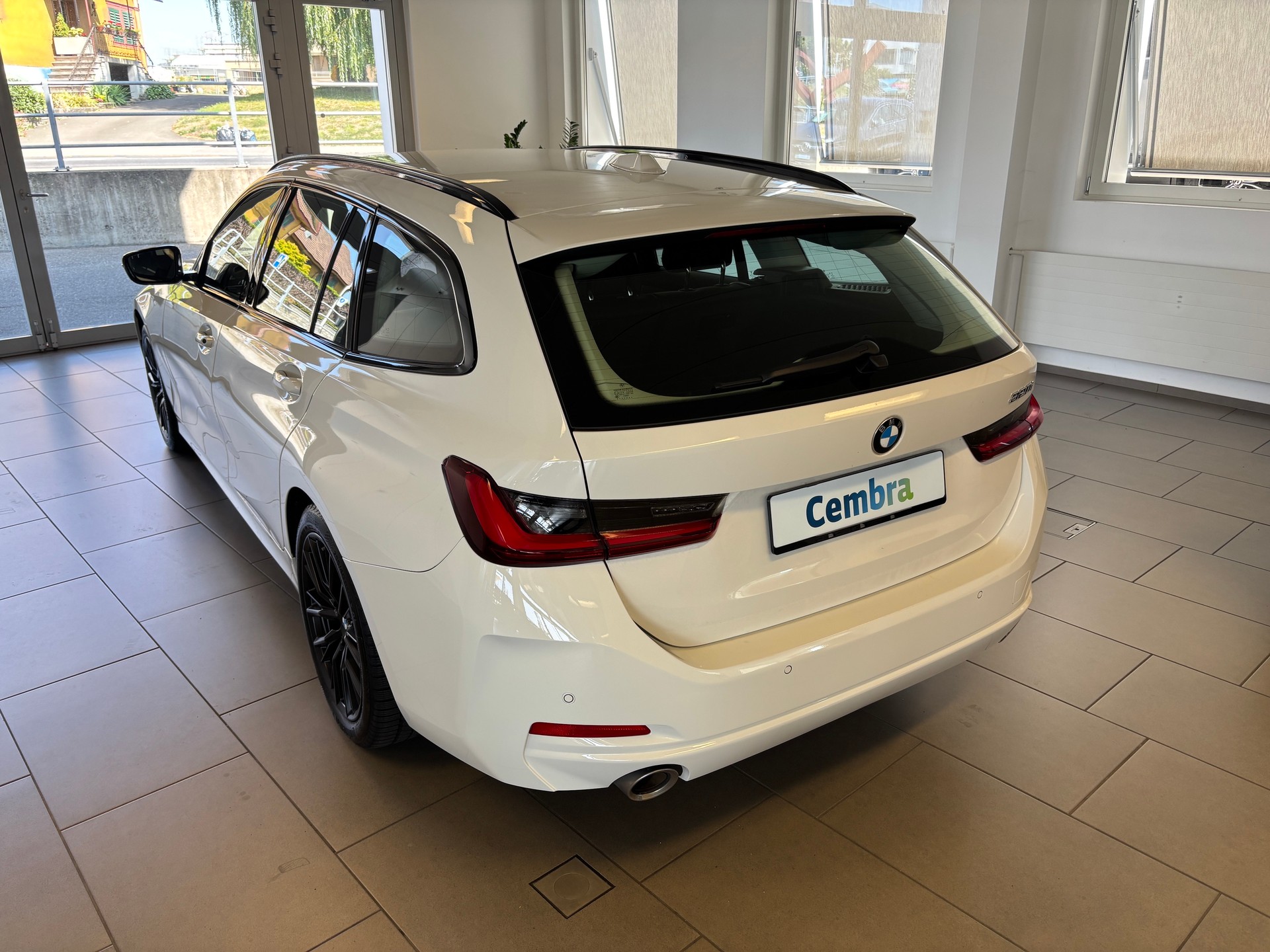 BMW 320i Touring Steptronic-showroom-element-3