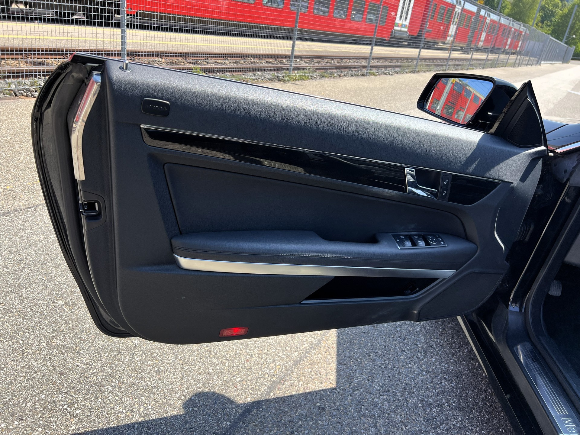 MERCEDES-BENZ E 250 CGI BlueEfficiency Automatic-image-16