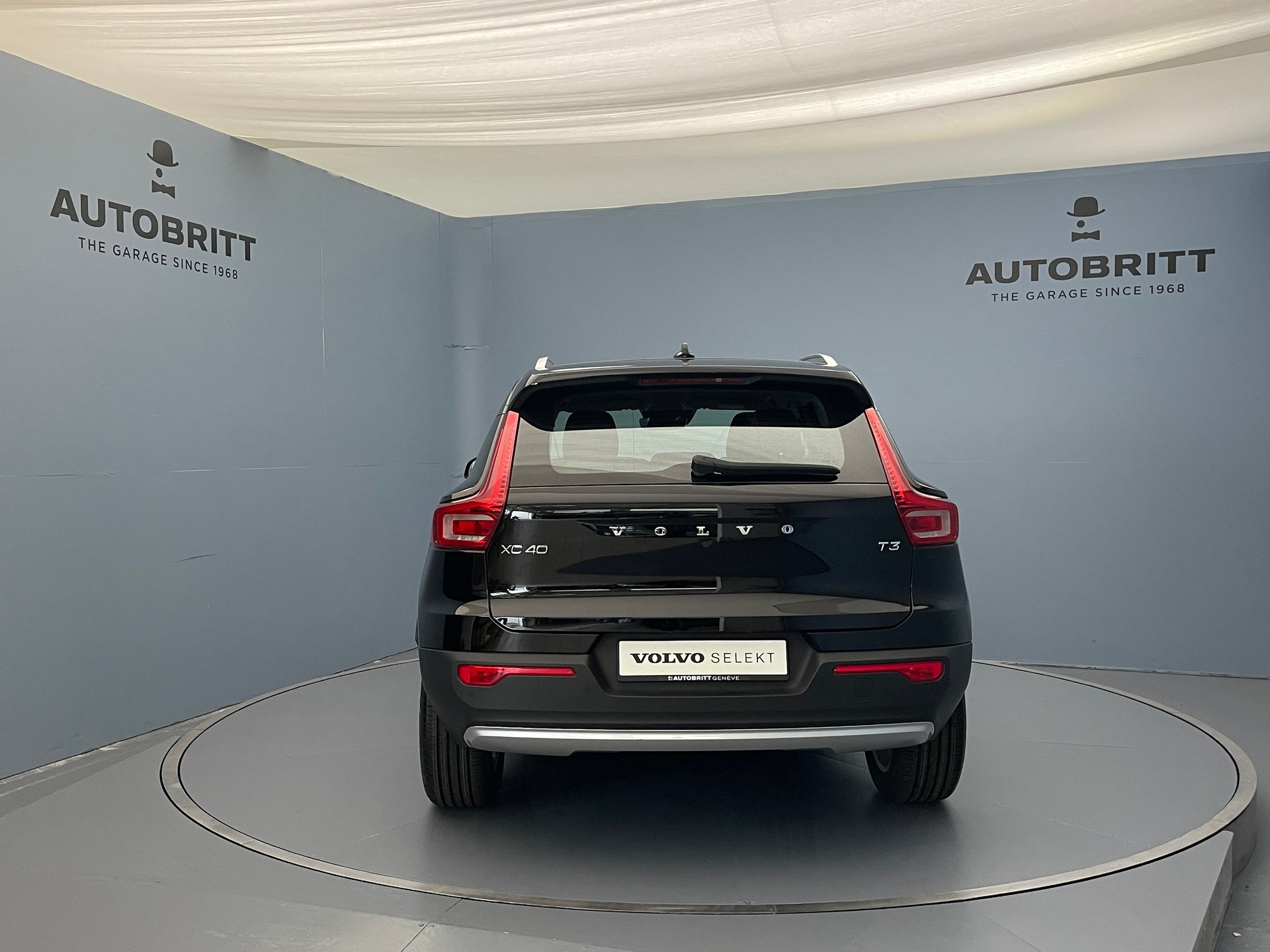 VOLVO XC40 1.5 T3 Momentum-showroom-element-1