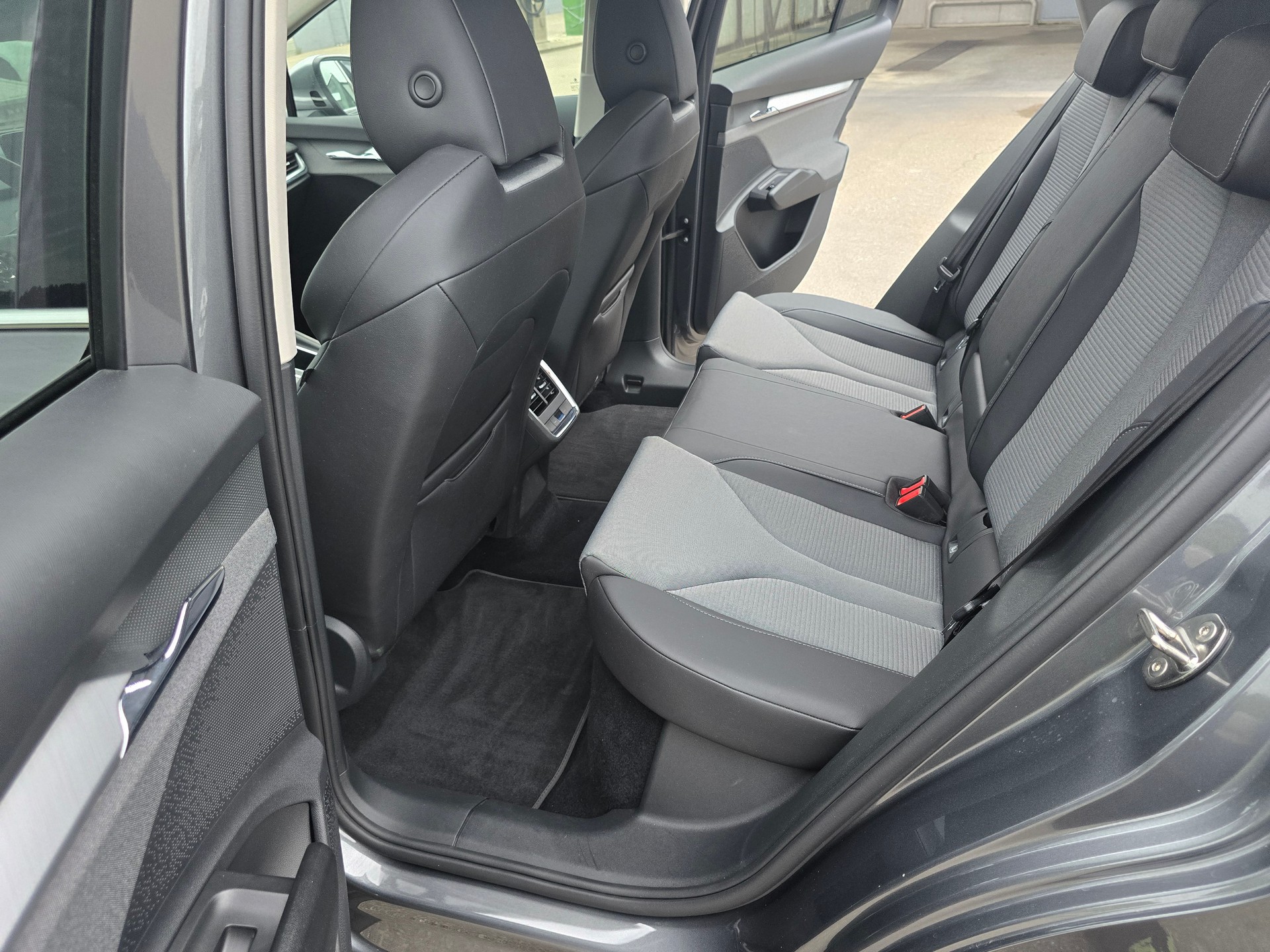 SKODA Enyaq iV 80x-image-9