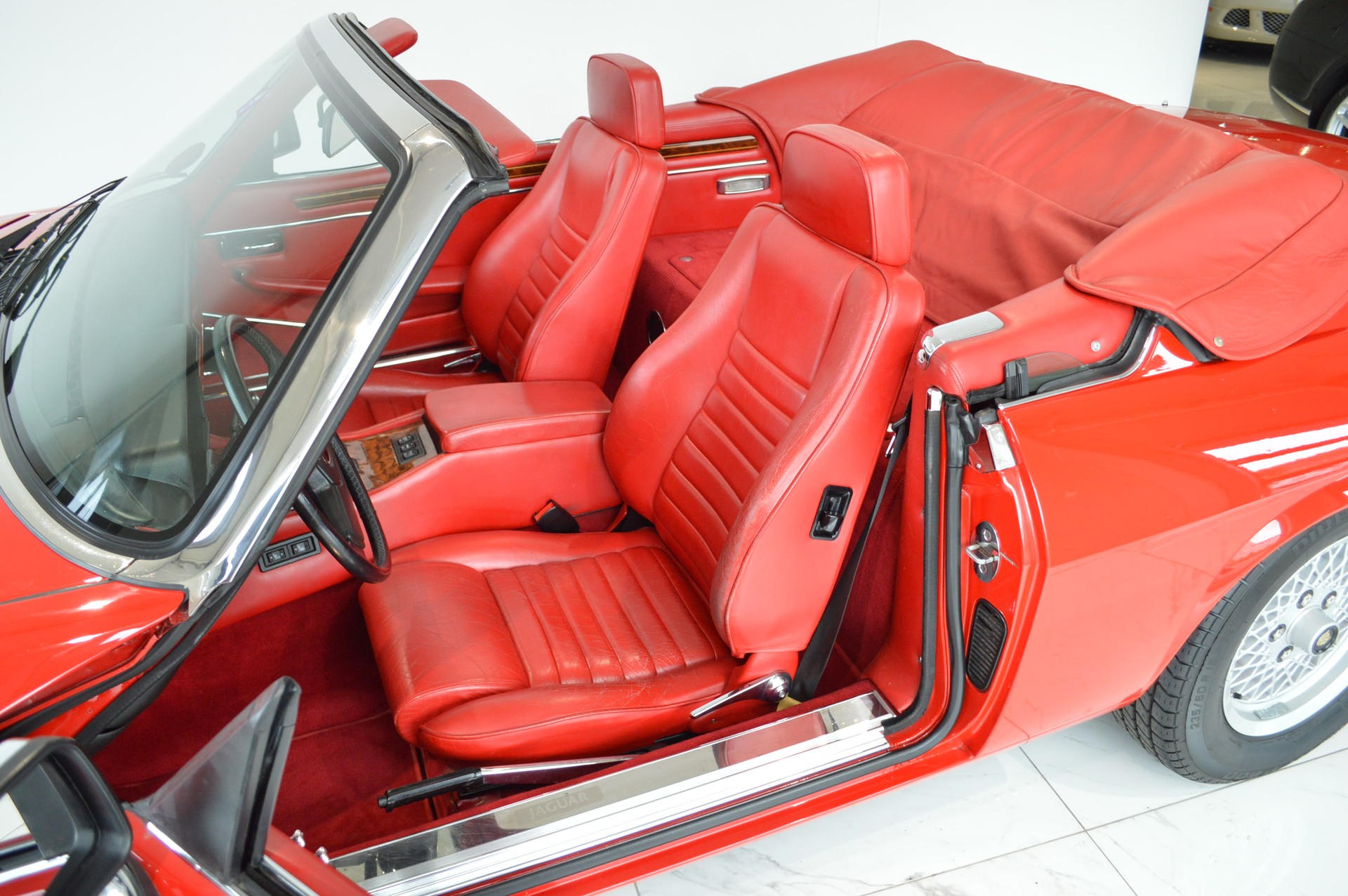 JAGUAR XJS 5.3 V12 Convertible-image-8