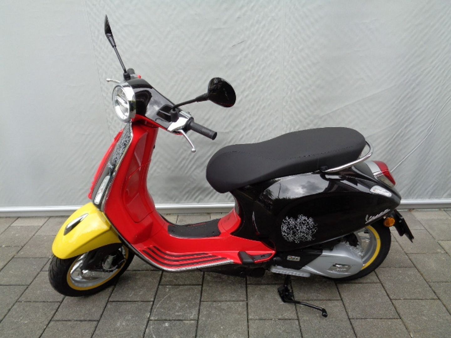 PIAGGIO VESPA PRIMAVERA 125 ABS 12" MICKEY MOUSE-image-1