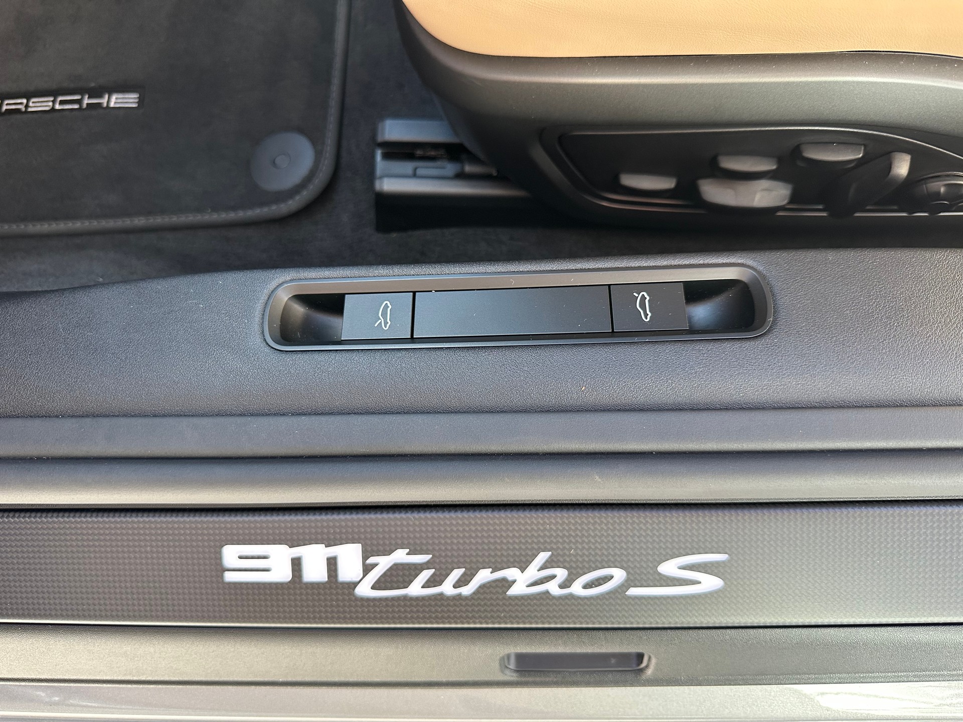 PORSCHE 911 Turbo S Cabriolet PDK-image-7