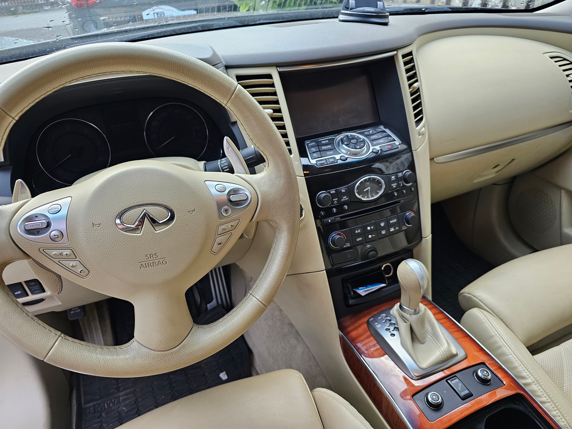 INFINITI QX70 3.0d GT AWD Automatic-image-10